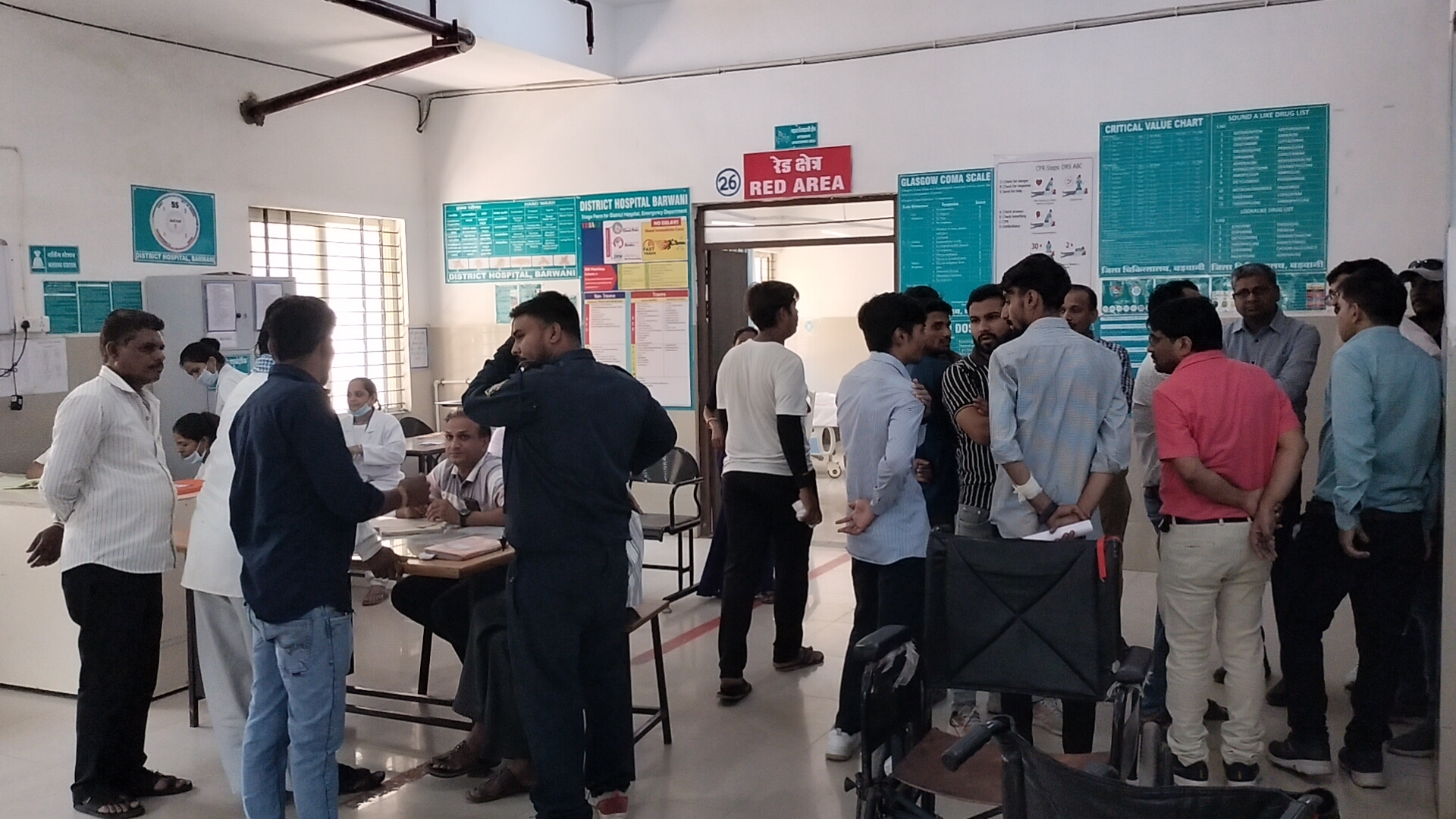 महिलाओ को बचाने के प्रयास में अनियंत्रित हुई कॉलेज बस ,सड़क की पटरी से जा उतरी 14 से 15 विद्यार्थी हुए घायल ,एक छात्र को सिर व नाक में आई चोट