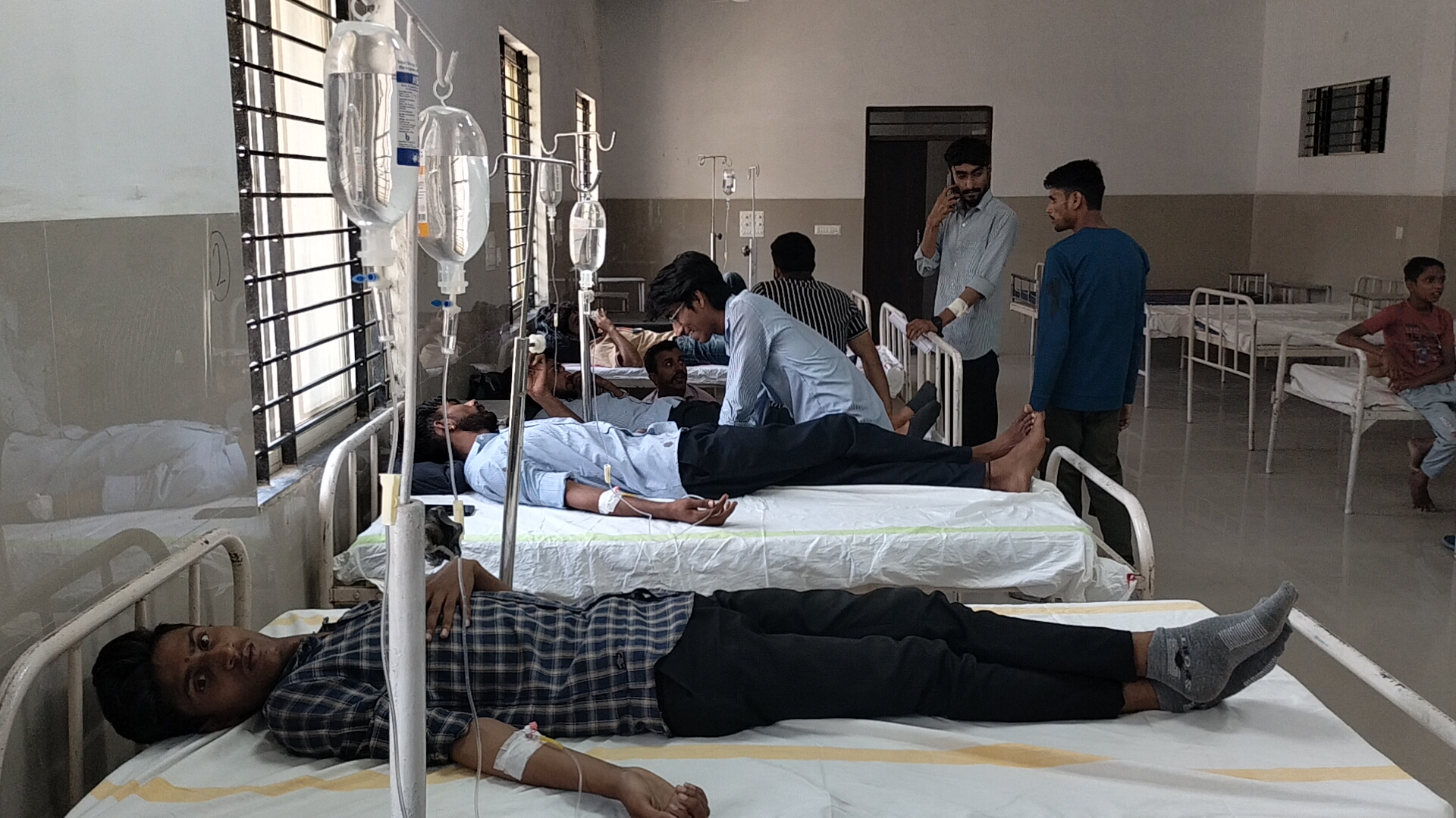महिलाओ को बचाने के प्रयास में अनियंत्रित हुई कॉलेज बस ,सड़क की पटरी से जा उतरी 14 से 15 विद्यार्थी हुए घायल ,एक छात्र को सिर व नाक में आई चोट
