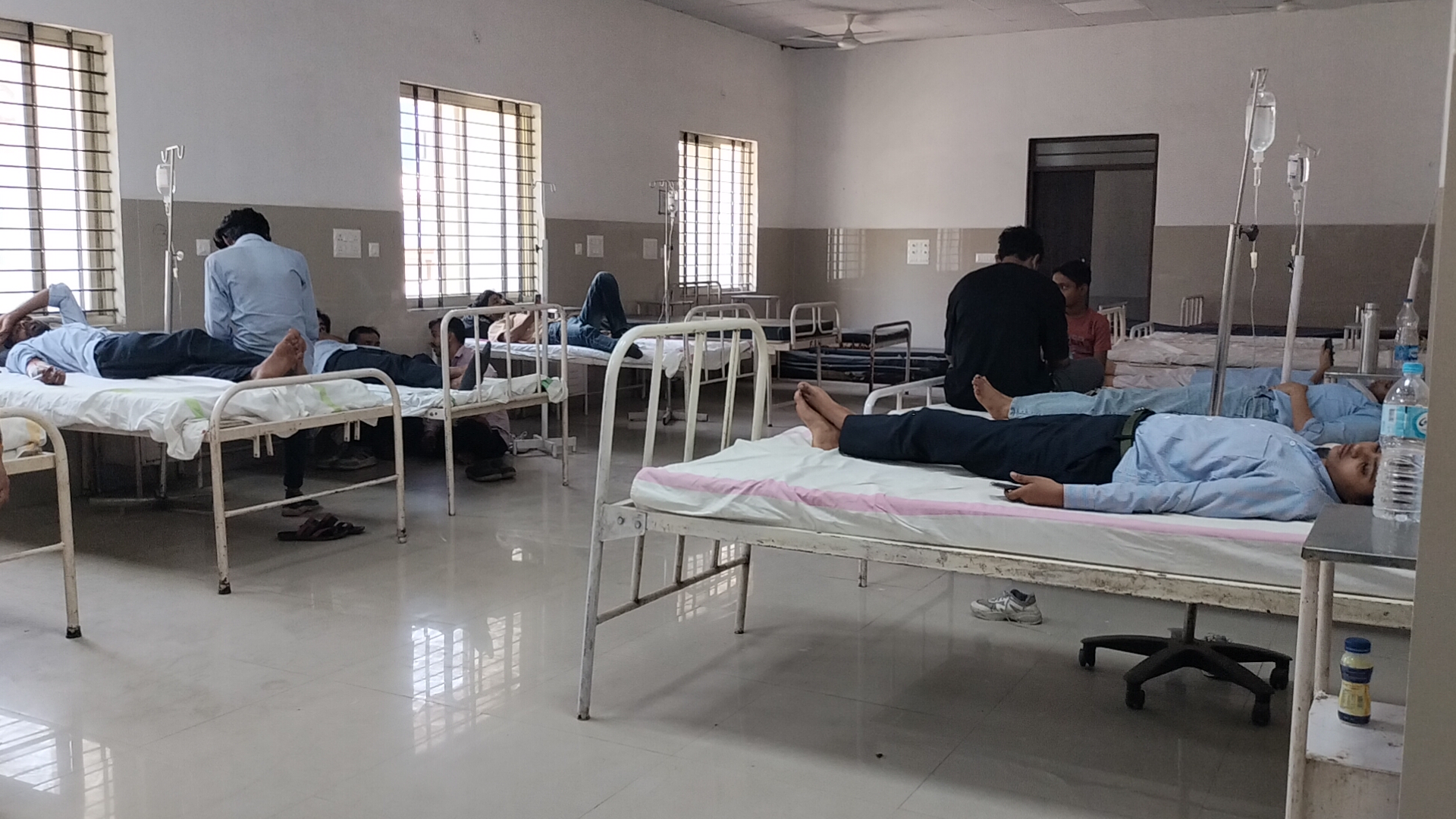 महिलाओ को बचाने के प्रयास में अनियंत्रित हुई कॉलेज बस ,सड़क की पटरी से जा उतरी 14 से 15 विद्यार्थी हुए घायल ,एक छात्र को सिर व नाक में आई चोट
