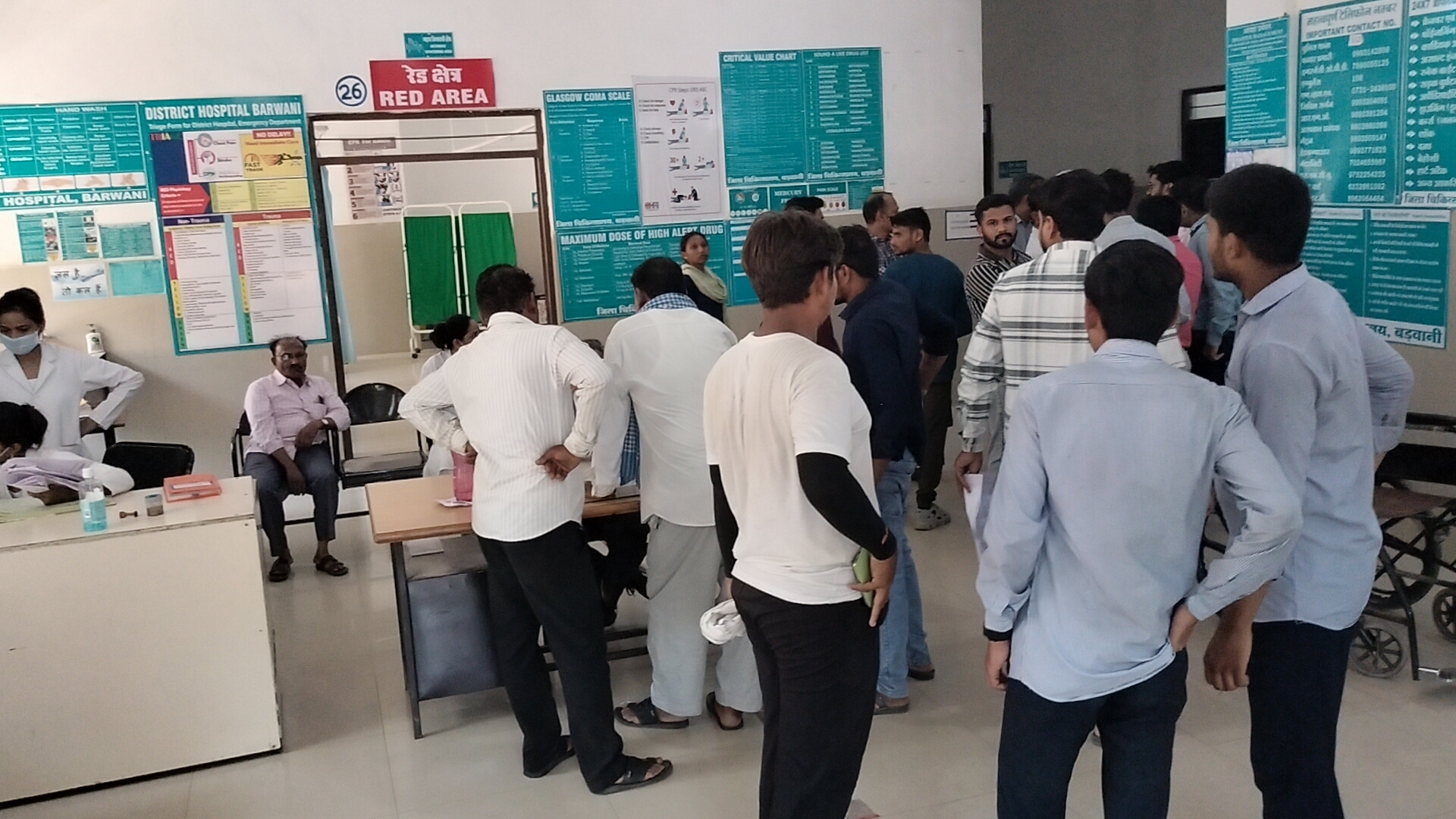 महिलाओ को बचाने के प्रयास में अनियंत्रित हुई कॉलेज बस ,सड़क की पटरी से जा उतरी 14 से 15 विद्यार्थी हुए घायल ,एक छात्र को सिर व नाक में आई चोट
