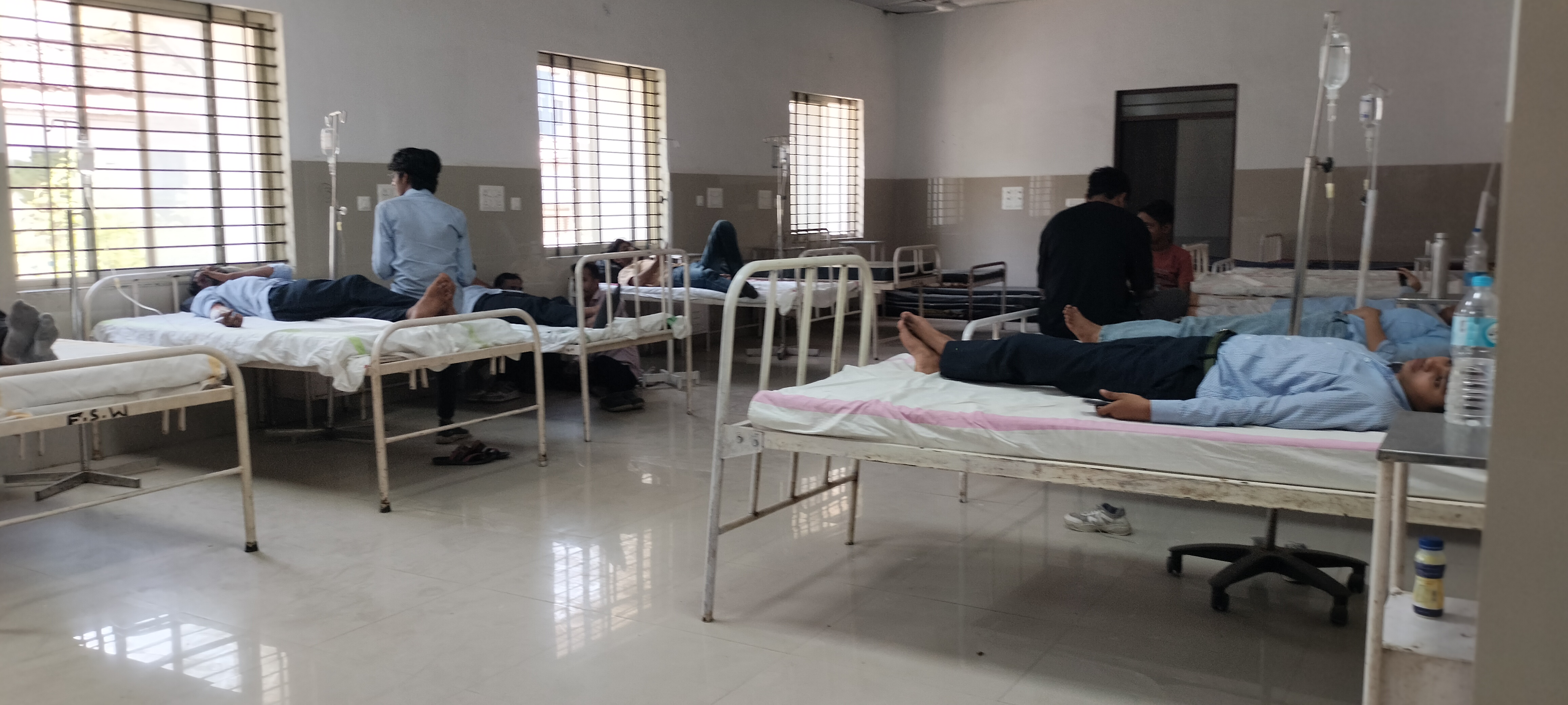 महिलाओ को बचाने के प्रयास में अनियंत्रित हुई कॉलेज बस ,सड़क की पटरी से जा उतरी 14 से 15 विद्यार्थी हुए घायल ,एक छात्र को सिर व नाक में आई चोट