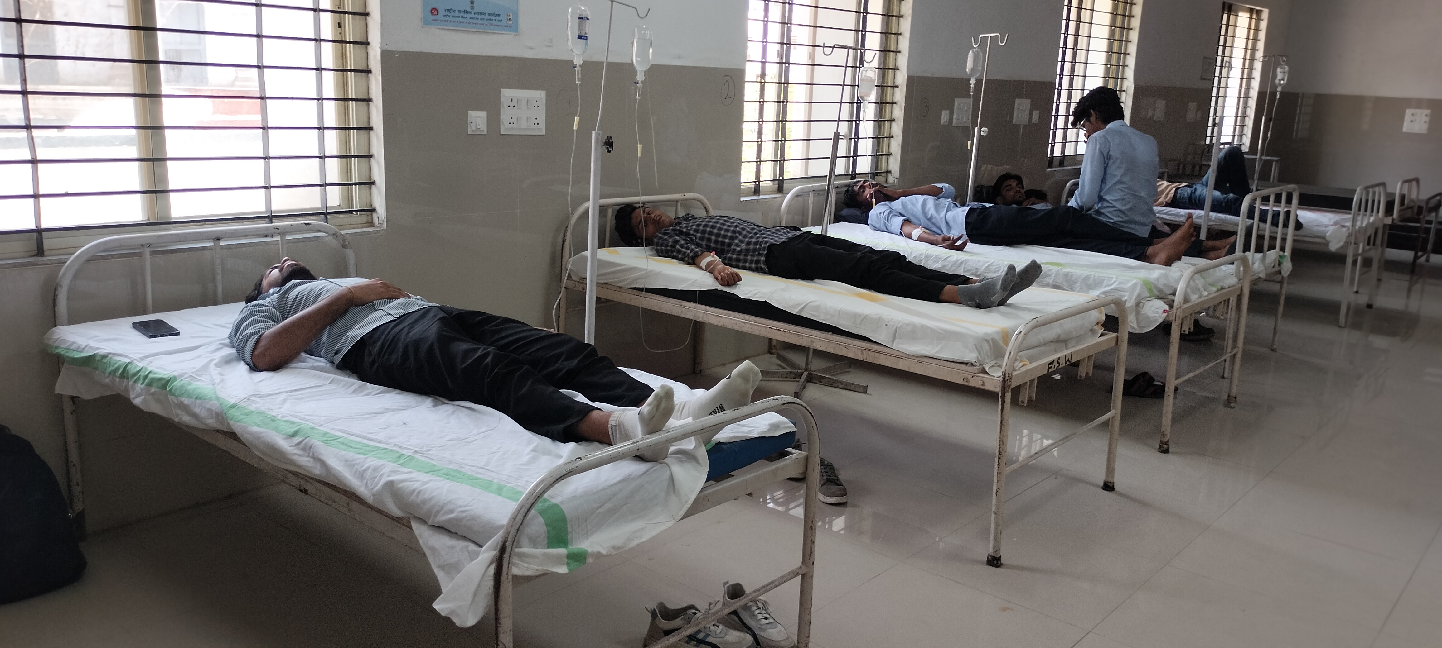 महिलाओ को बचाने के प्रयास में अनियंत्रित हुई कॉलेज बस ,सड़क की पटरी से जा उतरी 14 से 15 विद्यार्थी हुए घायल ,एक छात्र को सिर व नाक में आई चोट