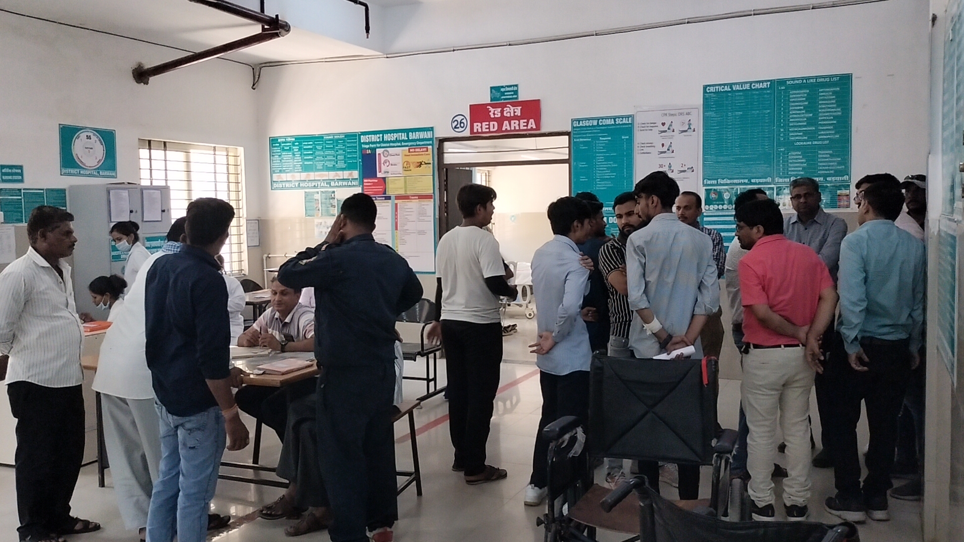 महिलाओ को बचाने के प्रयास में अनियंत्रित हुई कॉलेज बस ,सड़क की पटरी से जा उतरी 14 से 15 विद्यार्थी हुए घायल ,एक छात्र को सिर व नाक में आई चोट
