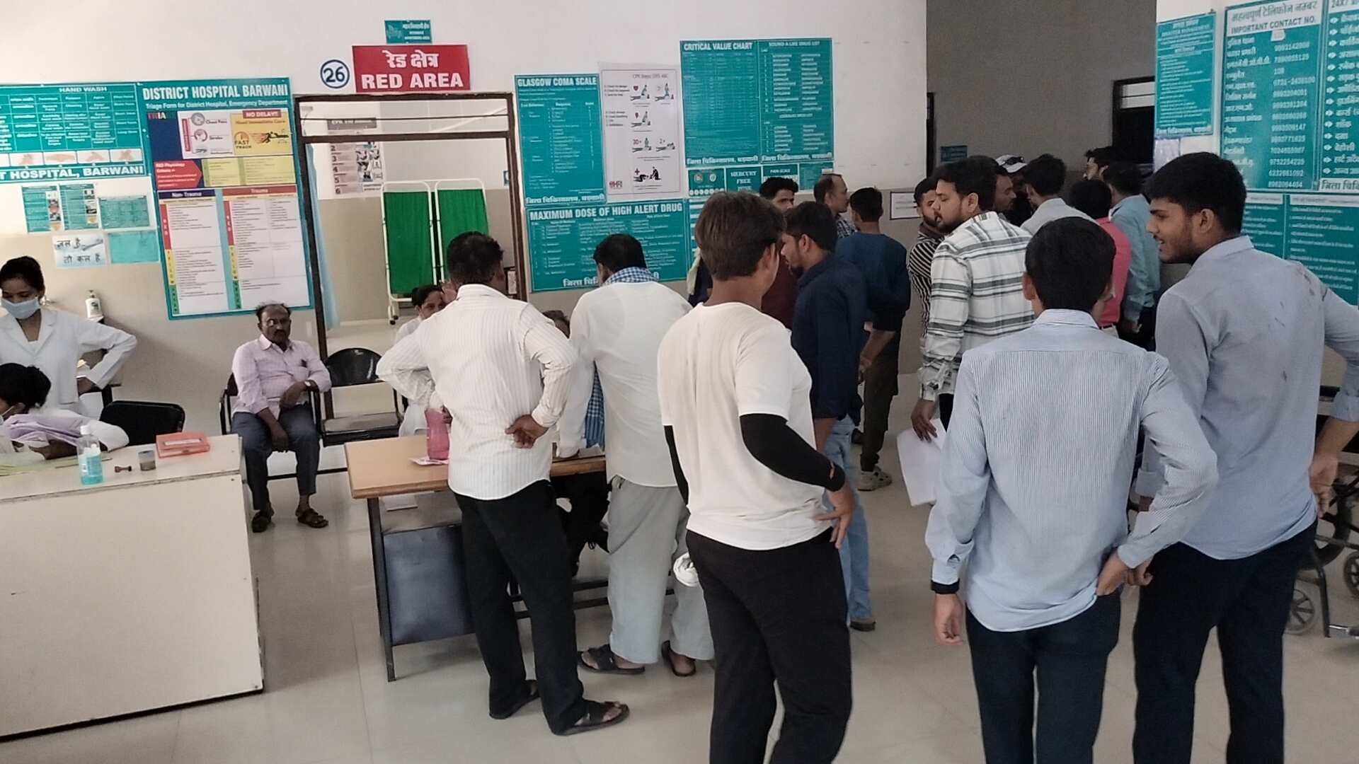 महिलाओ को बचाने के प्रयास में अनियंत्रित हुई कॉलेज बस ,सड़क की पटरी से जा उतरी 14 से 15 विद्यार्थी हुए घायल ,एक छात्र को सिर व नाक में आई चोट