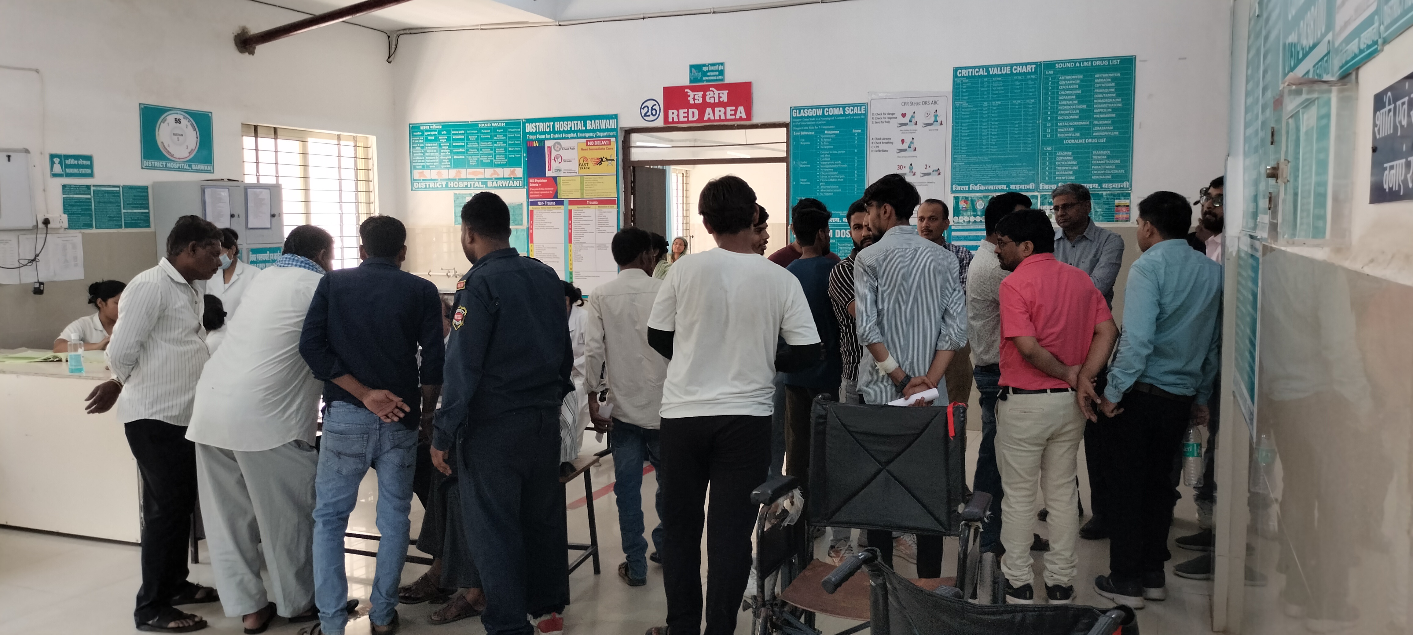 महिलाओ को बचाने के प्रयास में अनियंत्रित हुई कॉलेज बस ,सड़क की पटरी से जा उतरी 14 से 15 विद्यार्थी हुए घायल ,एक छात्र को सिर व नाक में आई चोट
