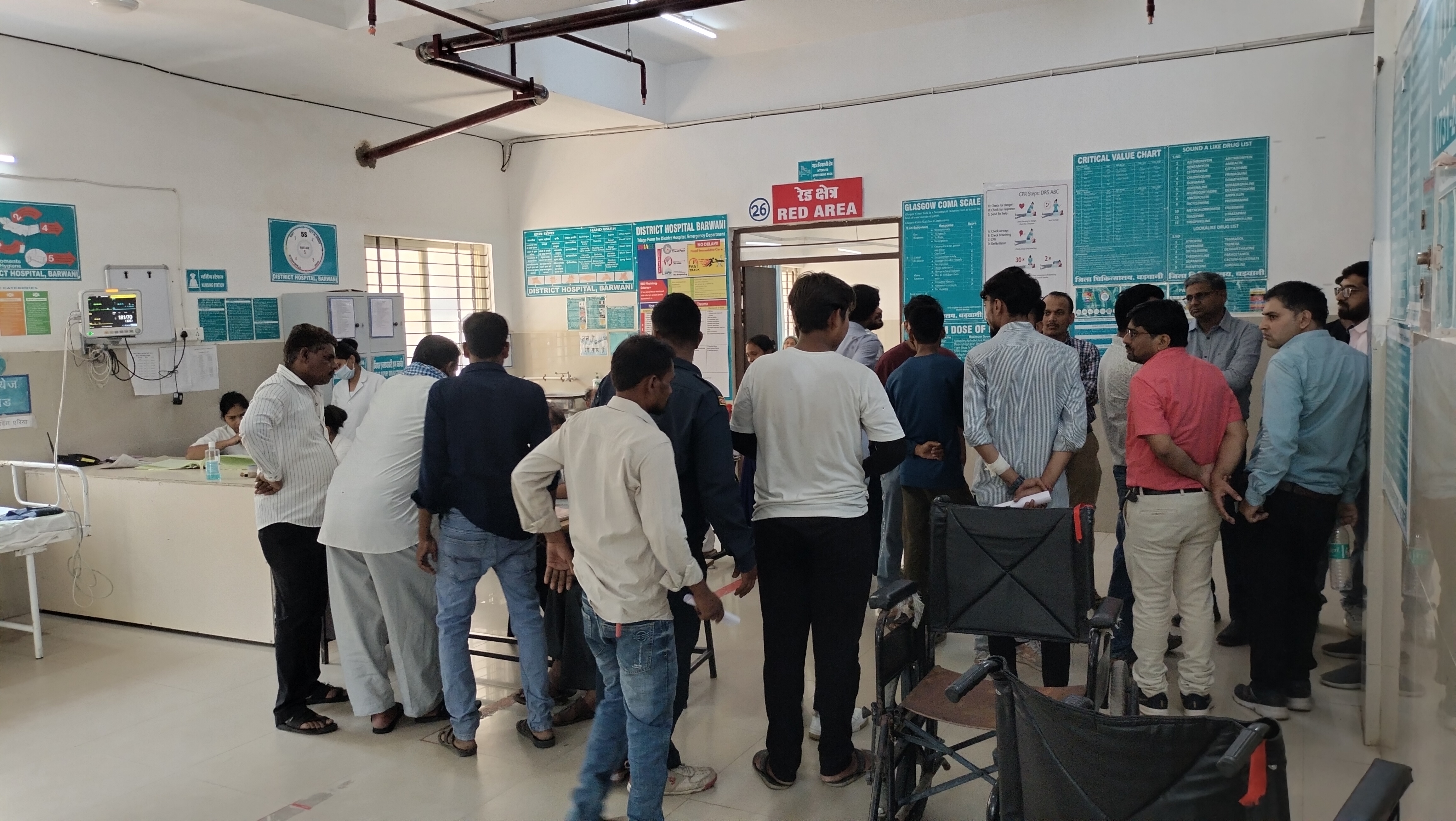 महिलाओ को बचाने के प्रयास में अनियंत्रित हुई कॉलेज बस ,सड़क की पटरी से जा उतरी 14 से 15 विद्यार्थी हुए घायल ,एक छात्र को सिर व नाक में आई चोट