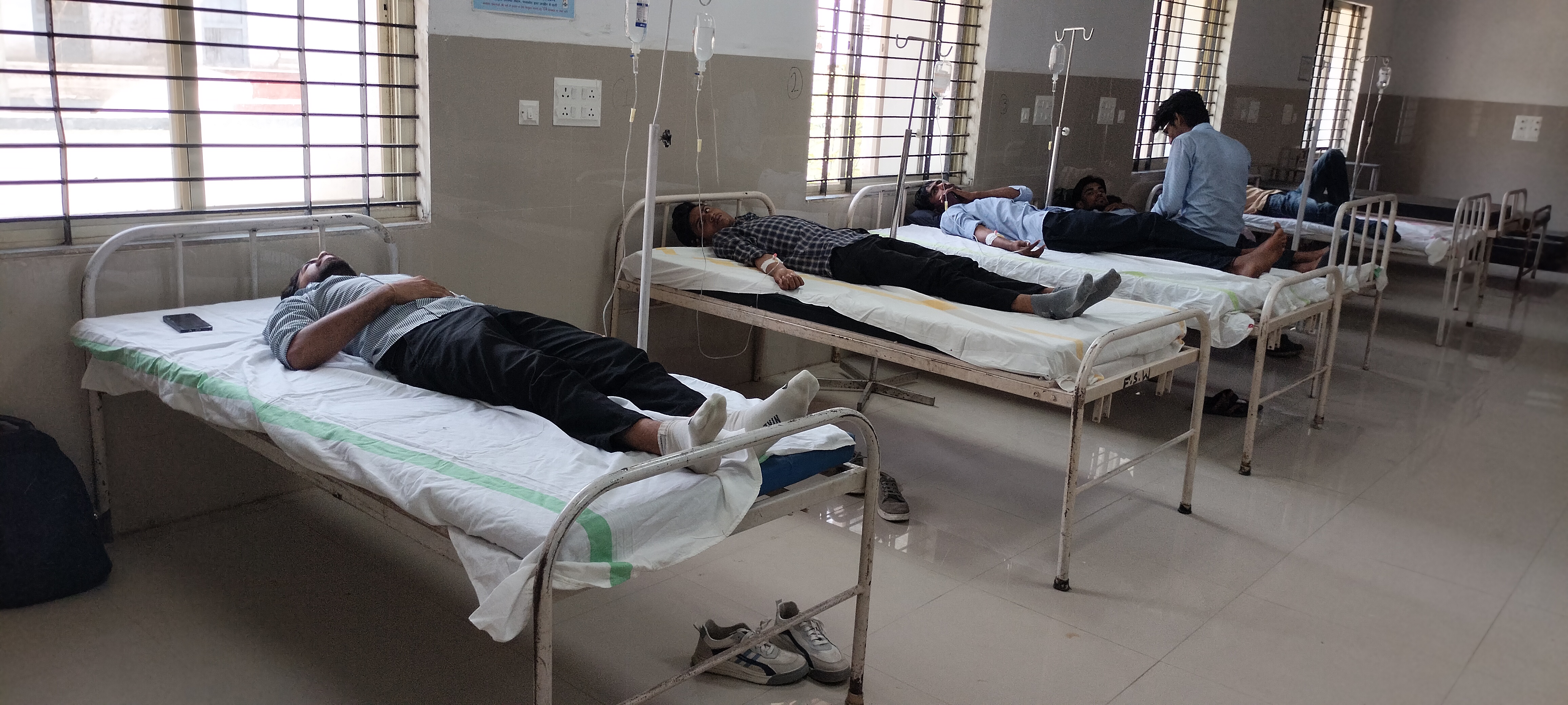 महिलाओ को बचाने के प्रयास में अनियंत्रित हुई कॉलेज बस ,सड़क की पटरी से जा उतरी 14 से 15 विद्यार्थी हुए घायल ,एक छात्र को सिर व नाक में आई चोट