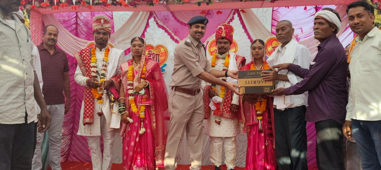 यातायात अभियान के तहत खकनार  थाना प्रभारी की अनोखी पहल नवदंपति को उपहार स्वरूप दिए  हेलमेट