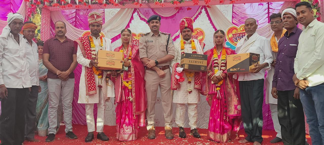 यातायात अभियान के तहत खकनार  थाना प्रभारी की अनोखी पहल नवदंपति को उपहार स्वरूप दिए  हेलमेट