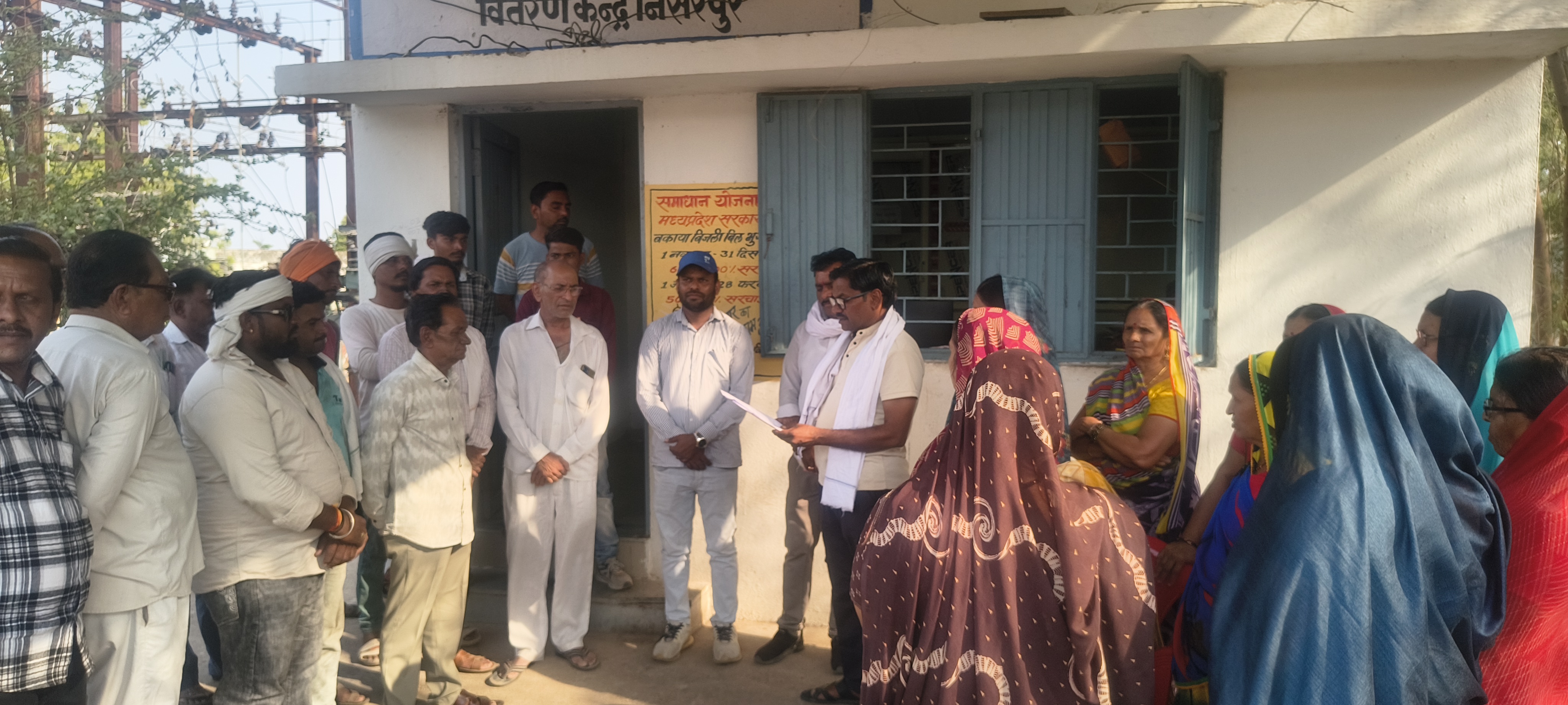 बिजली की लुका छुपी से ग्रामीण परेशान