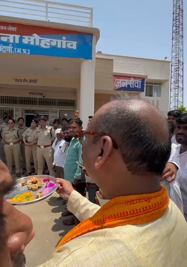 गौ तस्करी के खिलाफ़ विधायक विजय चौरे का अनूठा प्रदर्शनमोह पुलिस की आरती