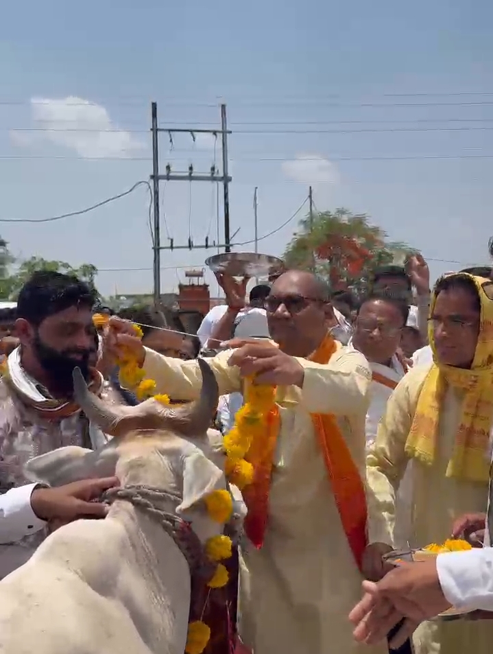 गौ तस्करी के खिलाफ़ विधायक विजय चौरे का अनूठा प्रदर्शनमोह पुलिस की आरती
