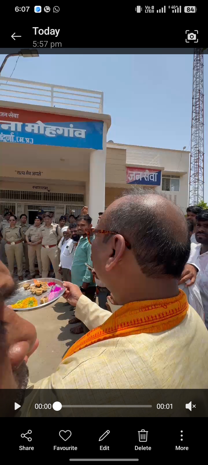 गौ तस्करी के खिलाफ़ विधायक विजय चौरे का अनूठा प्रदर्शनमोह पुलिस की आरती