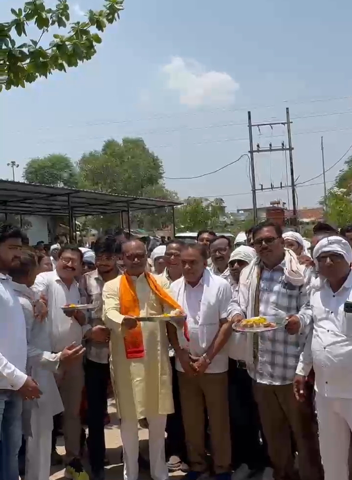 गौ तस्करी के खिलाफ़ विधायक विजय चौरे का अनूठा प्रदर्शनमोह पुलिस की आरती