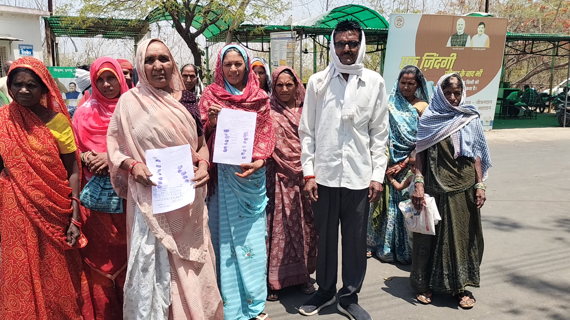 भीषण गर्मी की दौर में पानी की समस्या से झुझते ग्रामीण। पेयजल के लिए कर रहे जद्दोजहद, एक कुएं के भरोशे बुझा रहे अपनी प्यास,सौपा आवेदन।