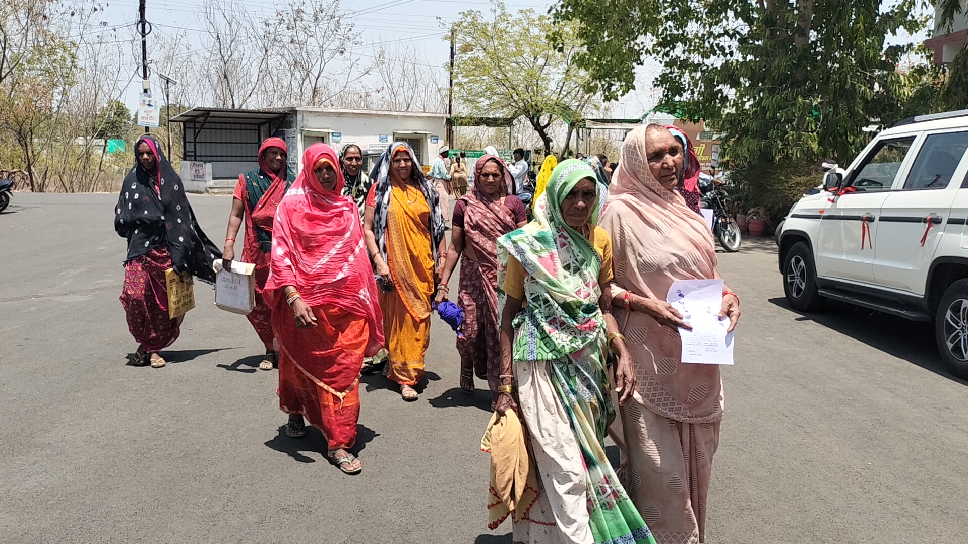 भीषण गर्मी की दौर में पानी की समस्या से झुझते ग्रामीण। पेयजल के लिए कर रहे जद्दोजहद, एक कुएं के भरोशे बुझा रहे अपनी प्यास,सौपा आवेदन।