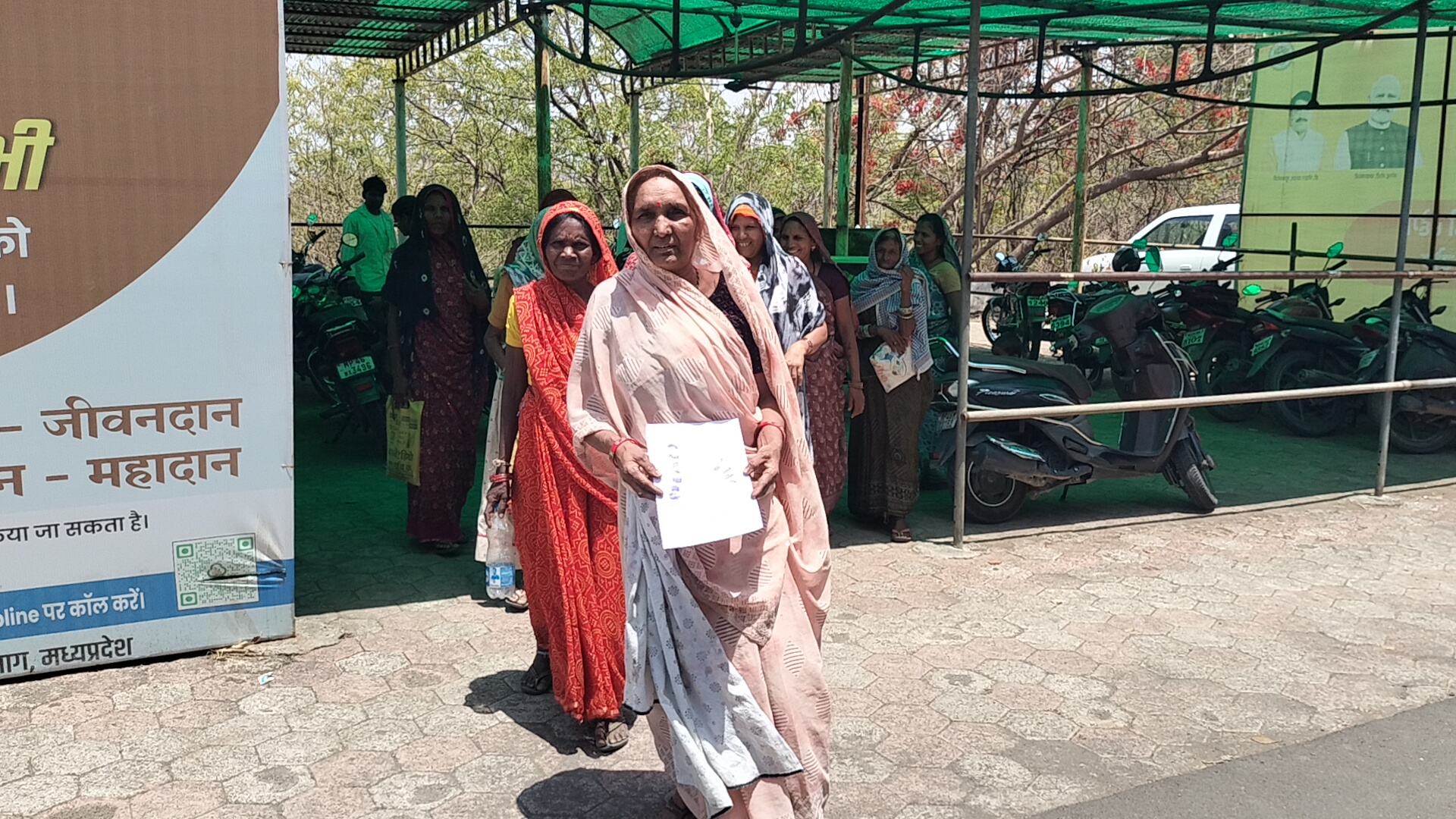 भीषण गर्मी की दौर में पानी की समस्या से झुझते ग्रामीण। पेयजल के लिए कर रहे जद्दोजहद, एक कुएं के भरोशे बुझा रहे अपनी प्यास,सौपा आवेदन।