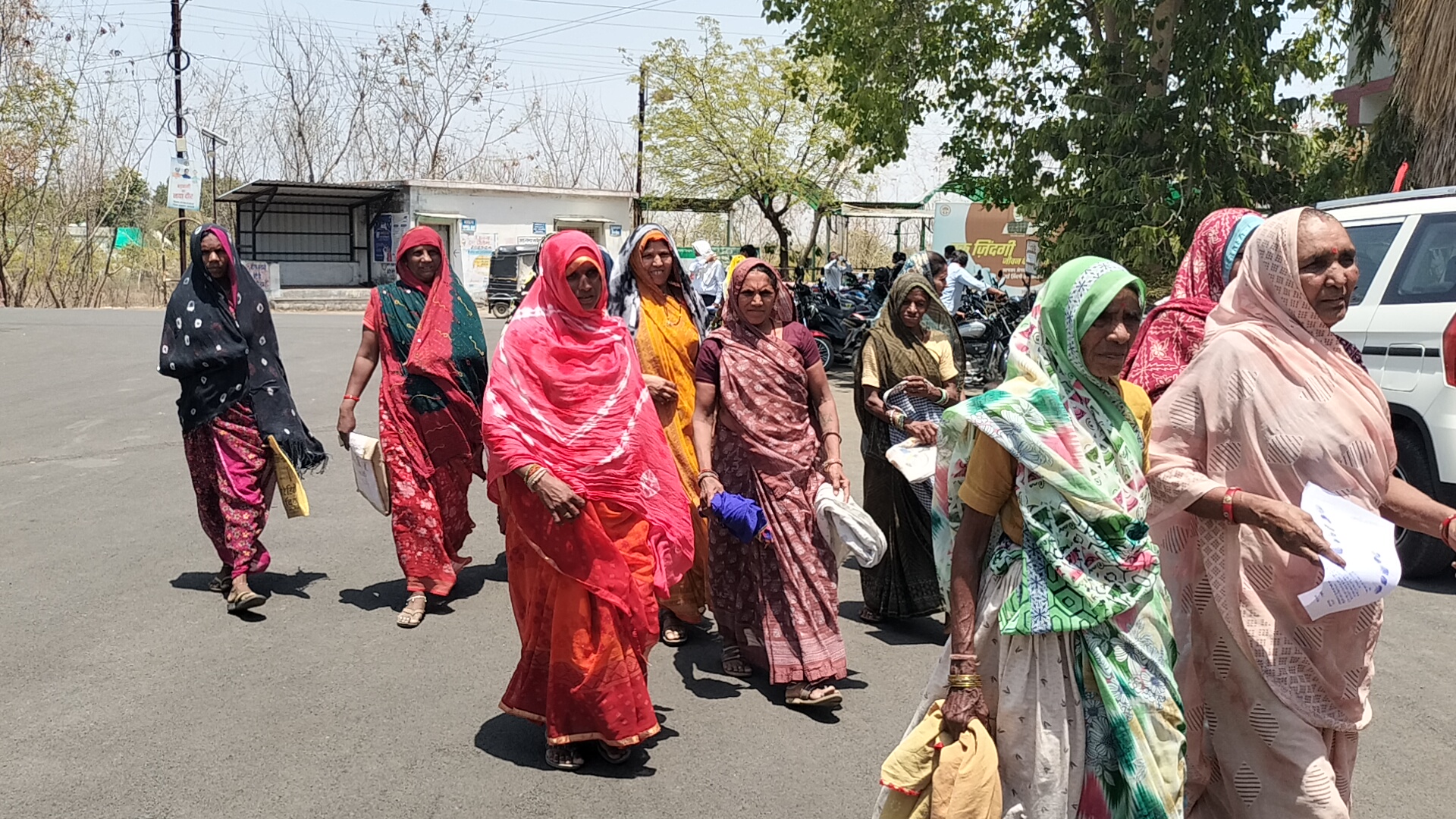 भीषण गर्मी की दौर में पानी की समस्या से झुझते ग्रामीण। पेयजल के लिए कर रहे जद्दोजहद, एक कुएं के भरोशे बुझा रहे अपनी प्यास,सौपा आवेदन।