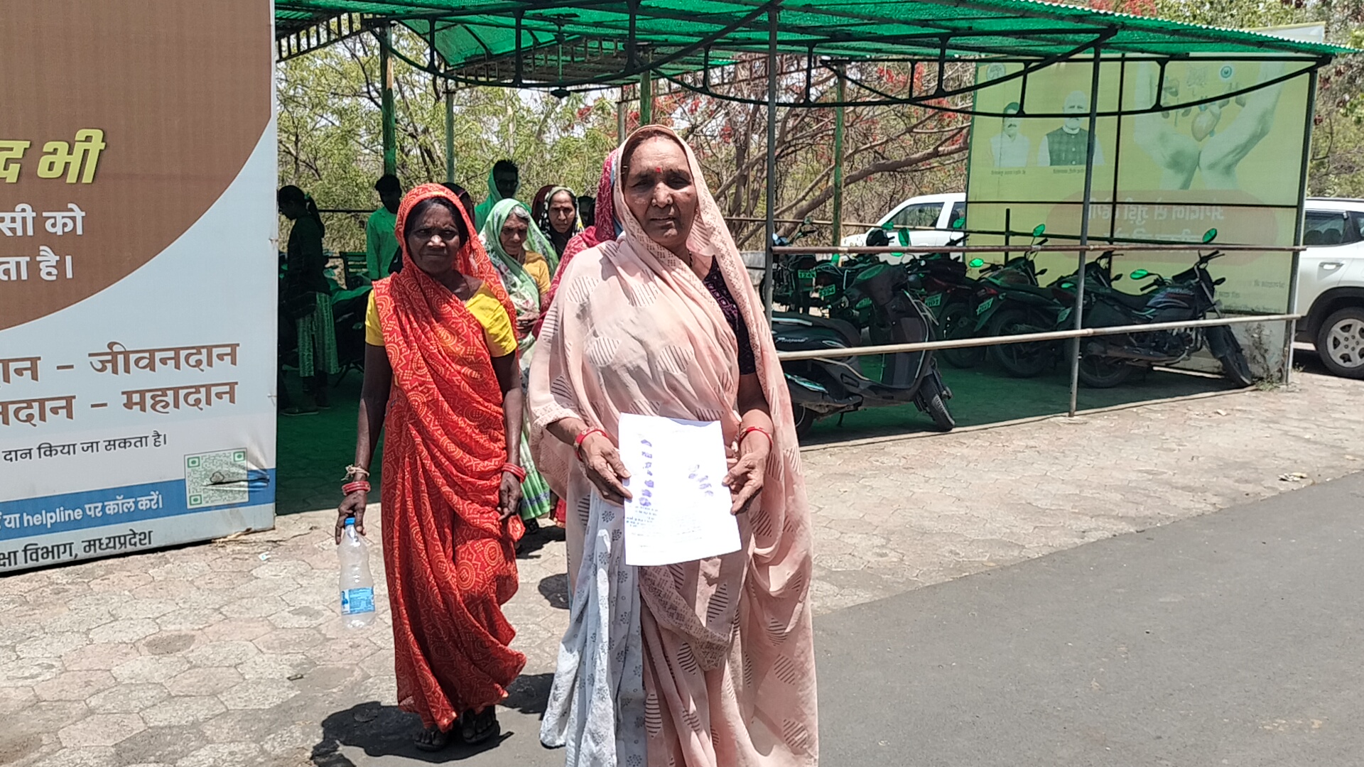 भीषण गर्मी की दौर में पानी की समस्या से झुझते ग्रामीण। पेयजल के लिए कर रहे जद्दोजहद, एक कुएं के भरोशे बुझा रहे अपनी प्यास,सौपा आवेदन।