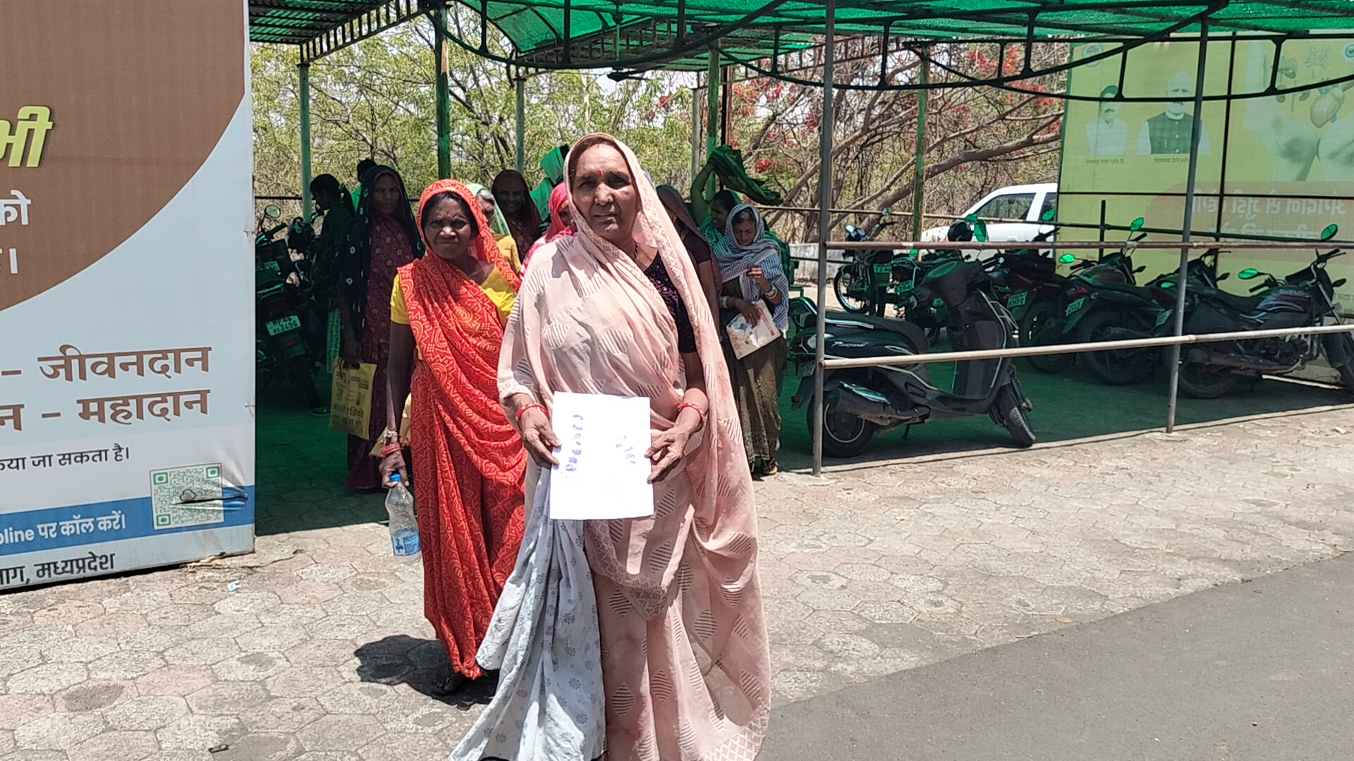 भीषण गर्मी की दौर में पानी की समस्या से झुझते ग्रामीण। पेयजल के लिए कर रहे जद्दोजहद, एक कुएं के भरोशे बुझा रहे अपनी प्यास,सौपा आवेदन।