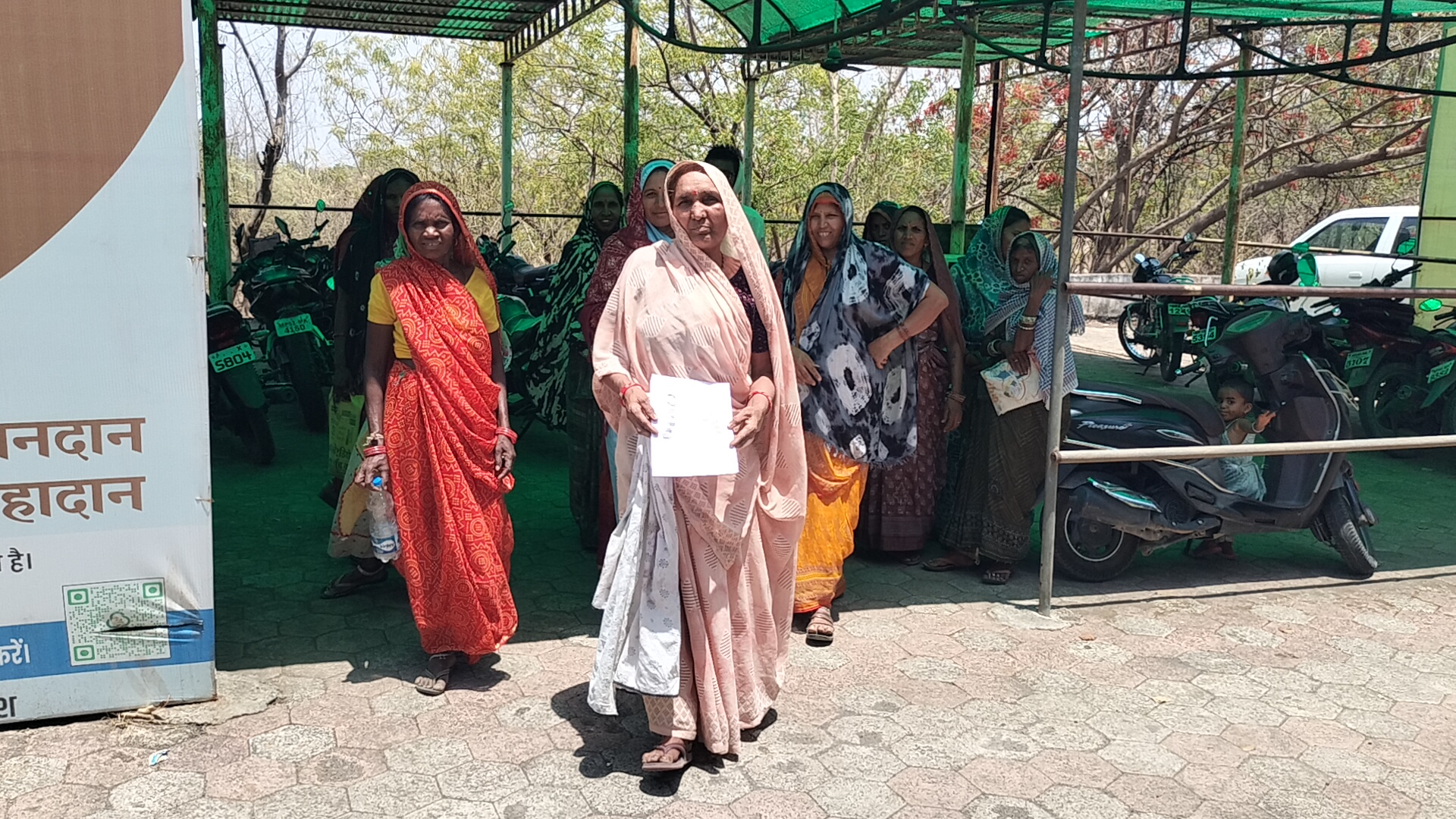 भीषण गर्मी की दौर में पानी की समस्या से झुझते ग्रामीण। पेयजल के लिए कर रहे जद्दोजहद, एक कुएं के भरोशे बुझा रहे अपनी प्यास,सौपा आवेदन।