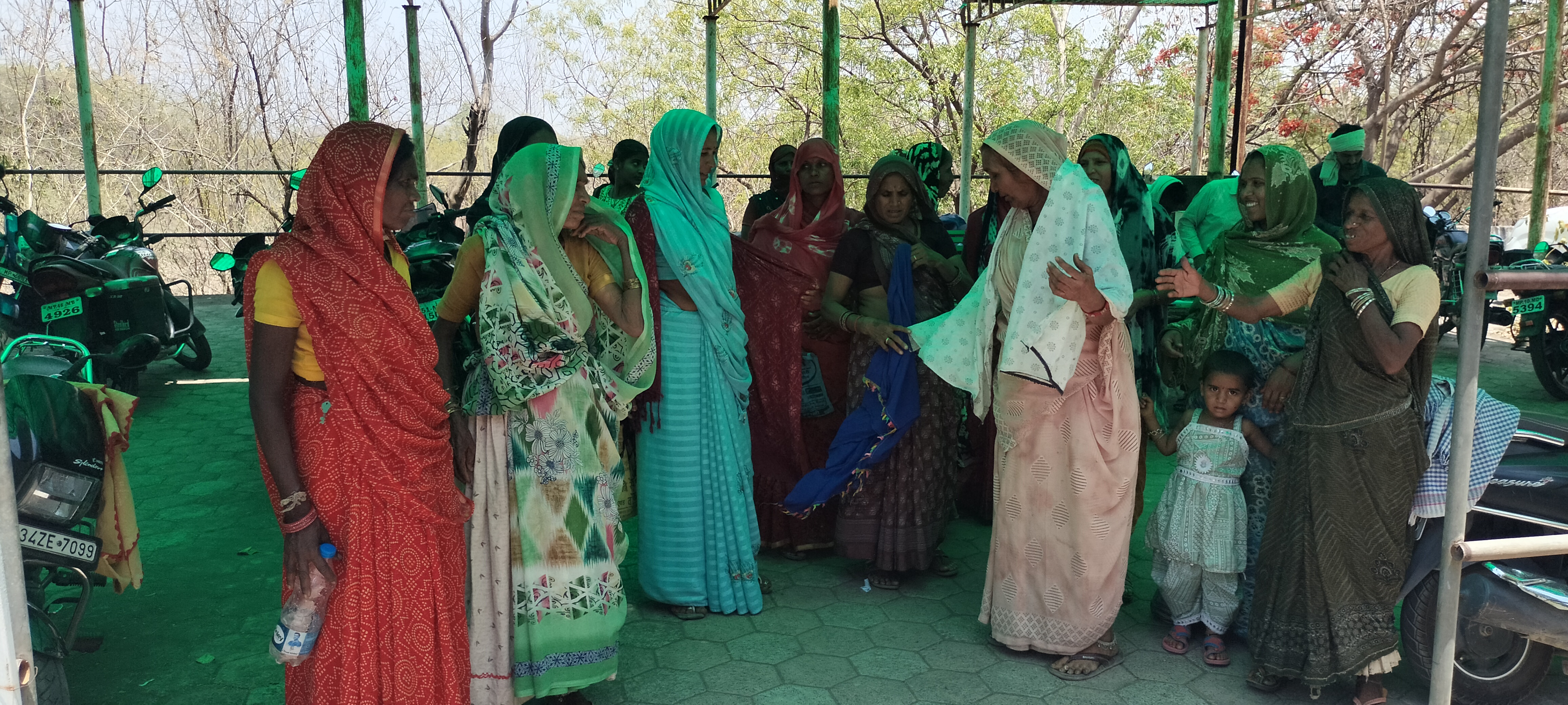 भीषण गर्मी की दौर में पानी की समस्या से झुझते ग्रामीण। पेयजल के लिए कर रहे जद्दोजहद, एक कुएं के भरोशे बुझा रहे अपनी प्यास,सौपा आवेदन।