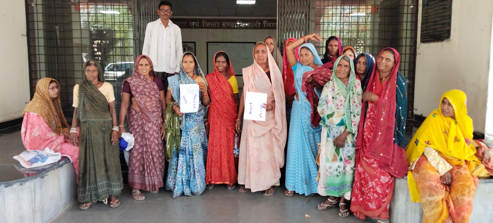 भीषण गर्मी की दौर में पानी की समस्या से झुझते ग्रामीण। पेयजल के लिए कर रहे जद्दोजहद, एक कुएं के भरोशे बुझा रहे अपनी प्यास,सौपा आवेदन।