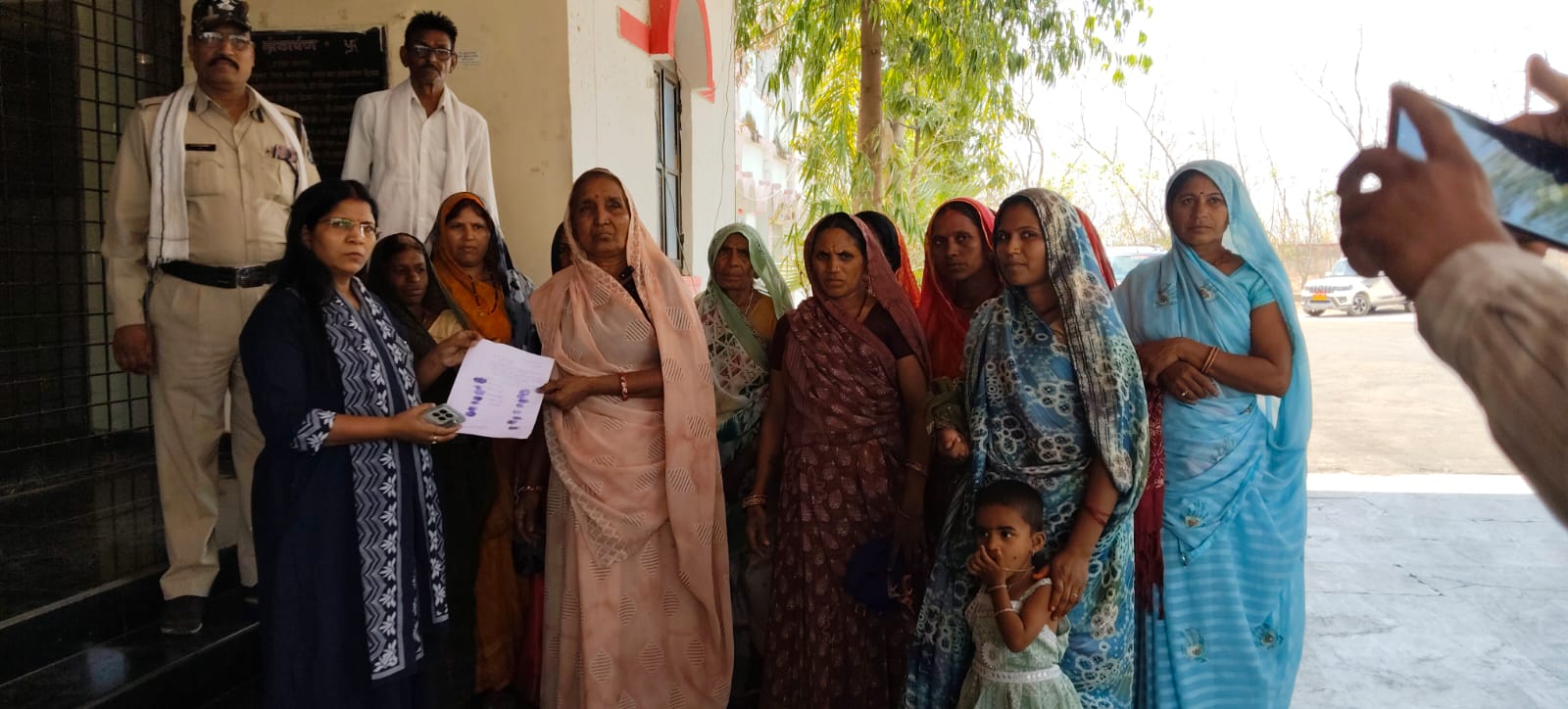 भीषण गर्मी की दौर में पानी की समस्या से झुझते ग्रामीण। पेयजल के लिए कर रहे जद्दोजहद, एक कुएं के भरोशे बुझा रहे अपनी प्यास,सौपा आवेदन।