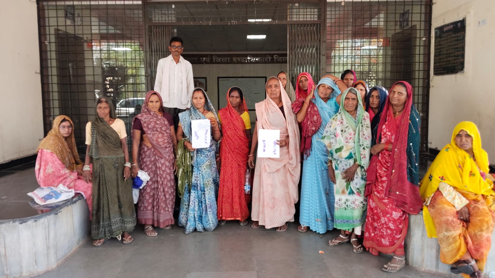 भीषण गर्मी की दौर में पानी की समस्या से झुझते ग्रामीण। पेयजल के लिए कर रहे जद्दोजहद, एक कुएं के भरोशे बुझा रहे अपनी प्यास,सौपा आवेदन।