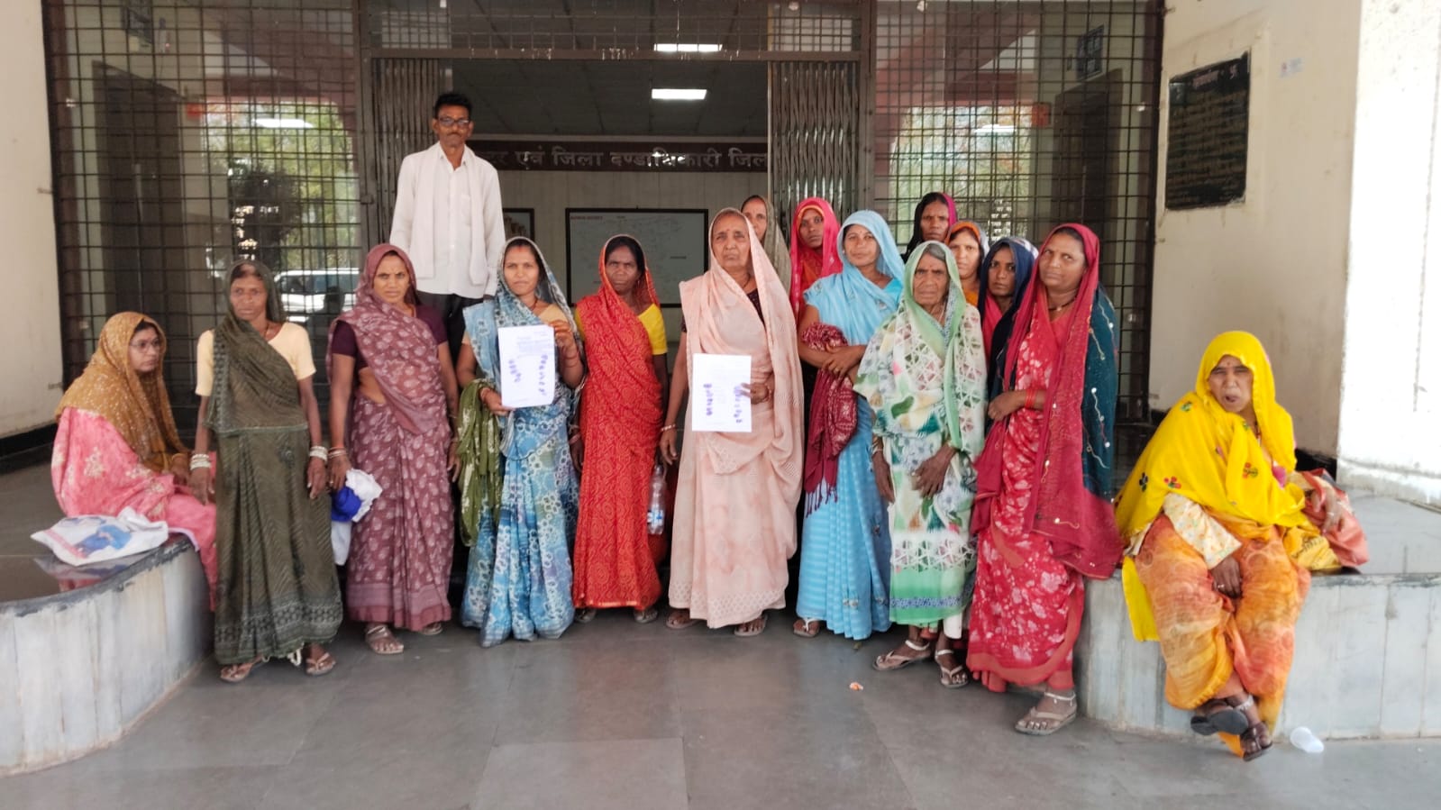 भीषण गर्मी की दौर में पानी की समस्या से झुझते ग्रामीण। पेयजल के लिए कर रहे जद्दोजहद, एक कुएं के भरोशे बुझा रहे अपनी प्यास,सौपा आवेदन।