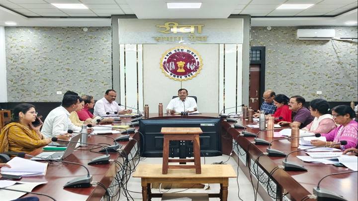 रीवा प्रशासन सख्त: काम में लापरवाही पर मिलेगा 'कारण बताओ नोटिस', अधिकारियों को जल संरक्षण के लिए करना होगा श्रमदान