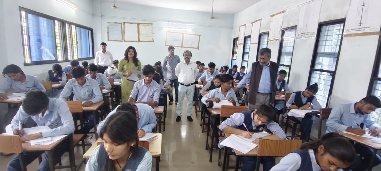 कुलगुरु प्रोफेसर विनोद कुमार मिश्रा तथा प्रोफेसर ए.सी.जैन ने किया परीक्षाओं का निरीक्षण