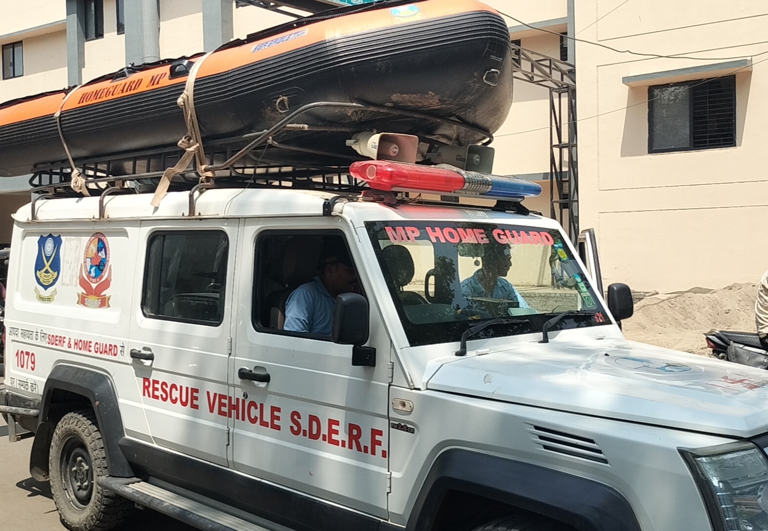 पारिवारिक कारणों के चलते युवक ने लगाई नर्मदा में छलांग। लायबाय रिंग में युवक की बची जान। एसडीआरएफ की टीम ने किया रेस्क्यू ,युवक की बचाई जान