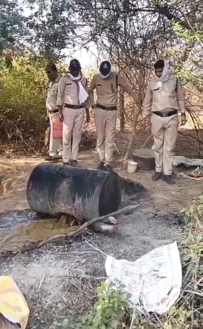 आबकारी विभाग और पिछोर थाना पुलिस की अवैध शराब माफियाओं पर बड़ी संयुक्त कार्रवाई 14 ड्रमों में भरा लगभग 2800 किलो गुड़ लहान जब्त