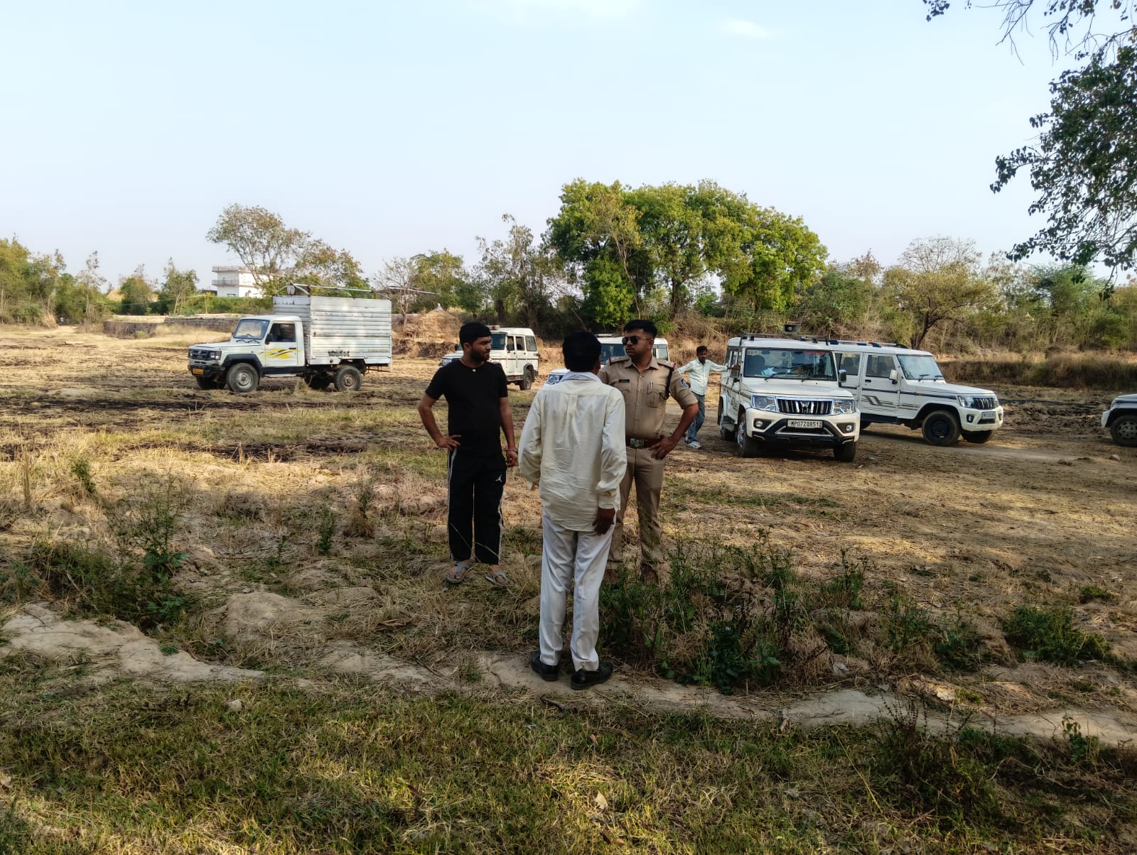 आबकारी विभाग और पिछोर थाना पुलिस की अवैध शराब माफियाओं पर बड़ी संयुक्त कार्रवाई 14 ड्रमों में भरा लगभग 2800 किलो गुड़ लहान जब्त
