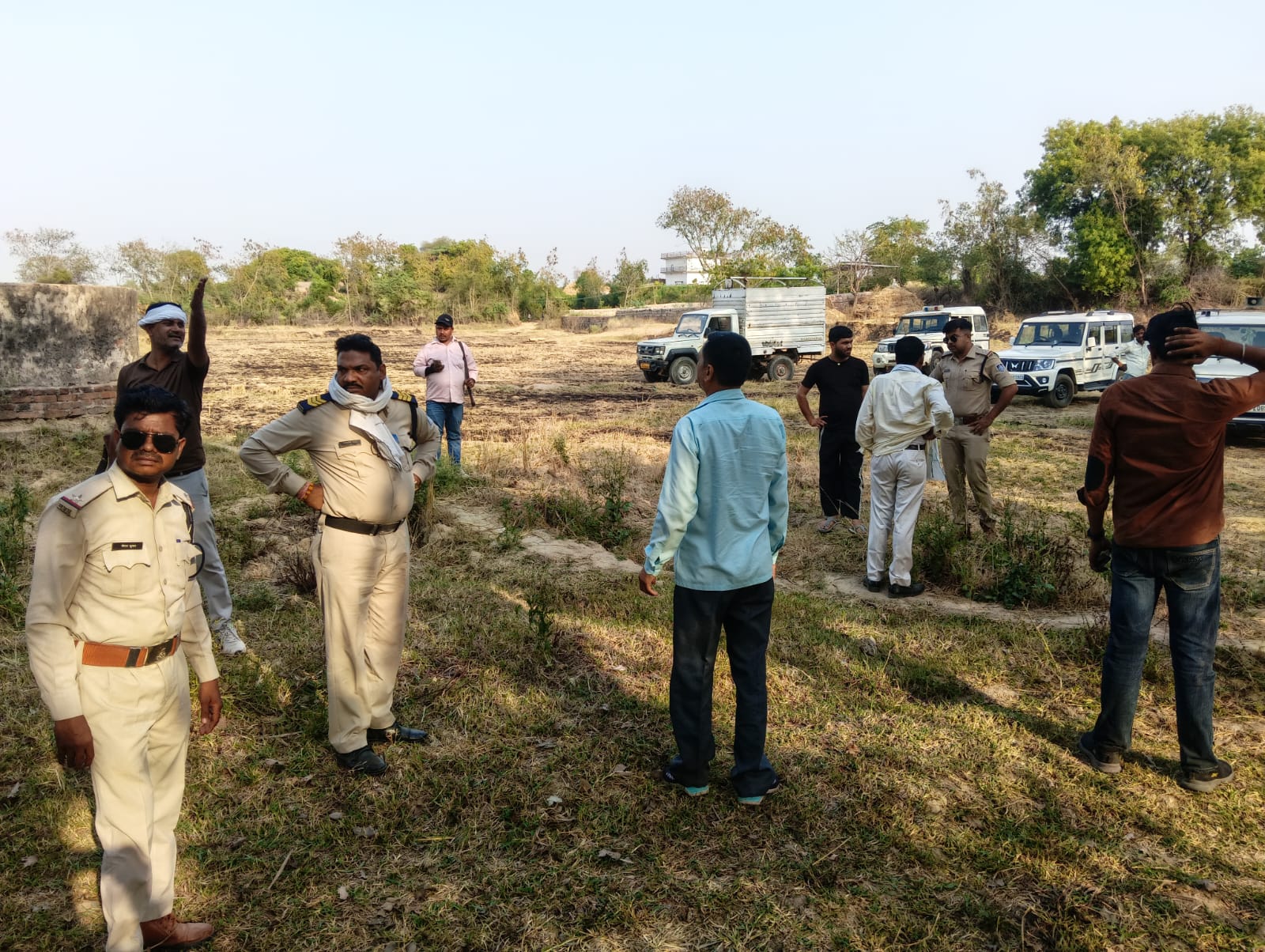 आबकारी विभाग और पिछोर थाना पुलिस की अवैध शराब माफियाओं पर बड़ी संयुक्त कार्रवाई 14 ड्रमों में भरा लगभग 2800 किलो गुड़ लहान जब्त