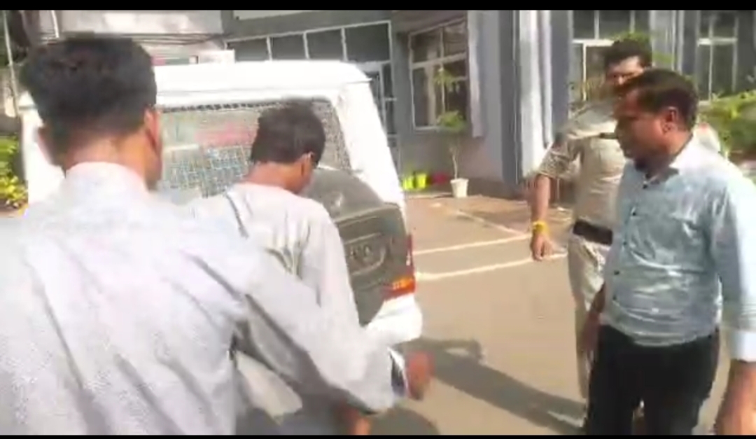 दिन दहाडे हुई चोरी के मामले में बड़वानी पुलिस ने किया आरोपी को गिरफ्तार , 1.10 लाख रुपए का माल बरामद आरोपी को भेजा जेल।