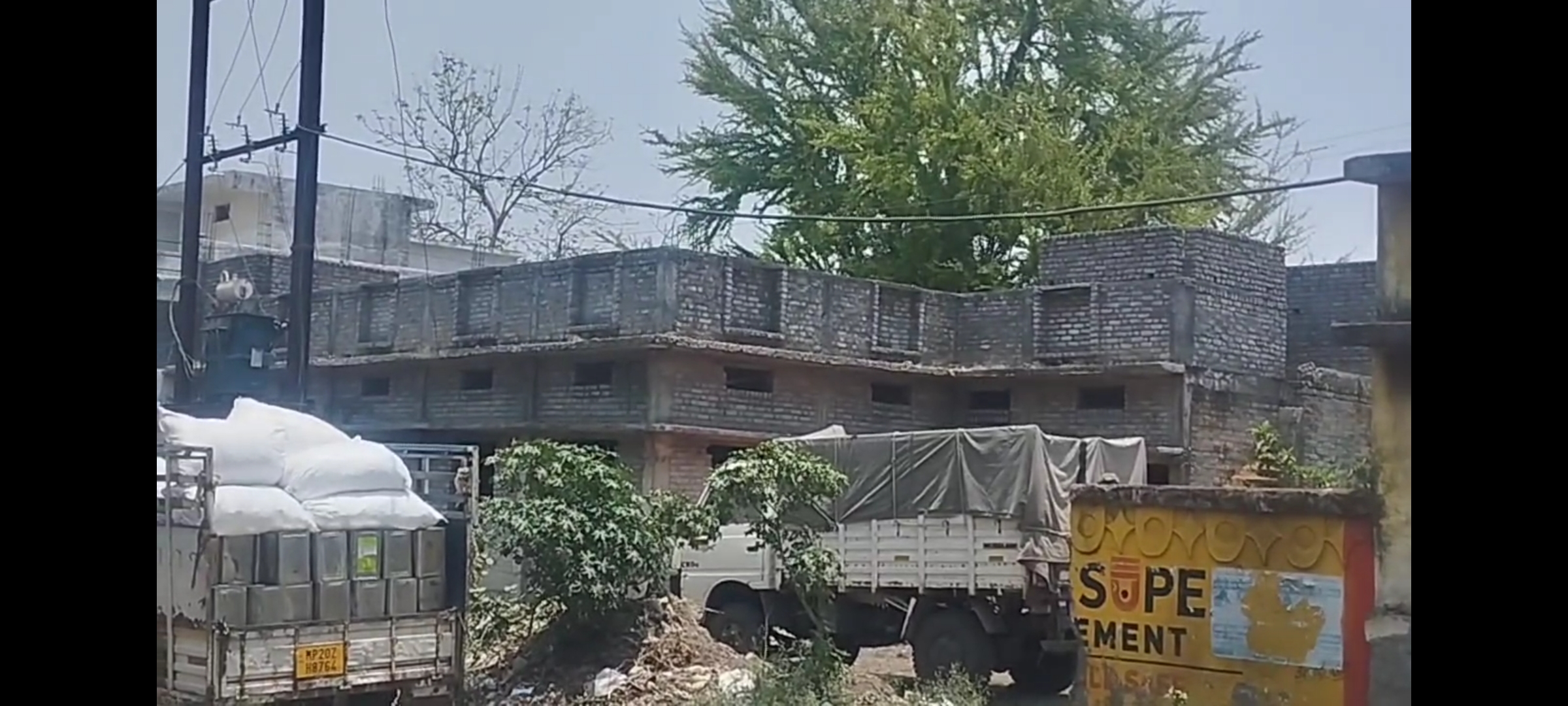 अधूरा पंचायत भवन खंडहर में तब्दील