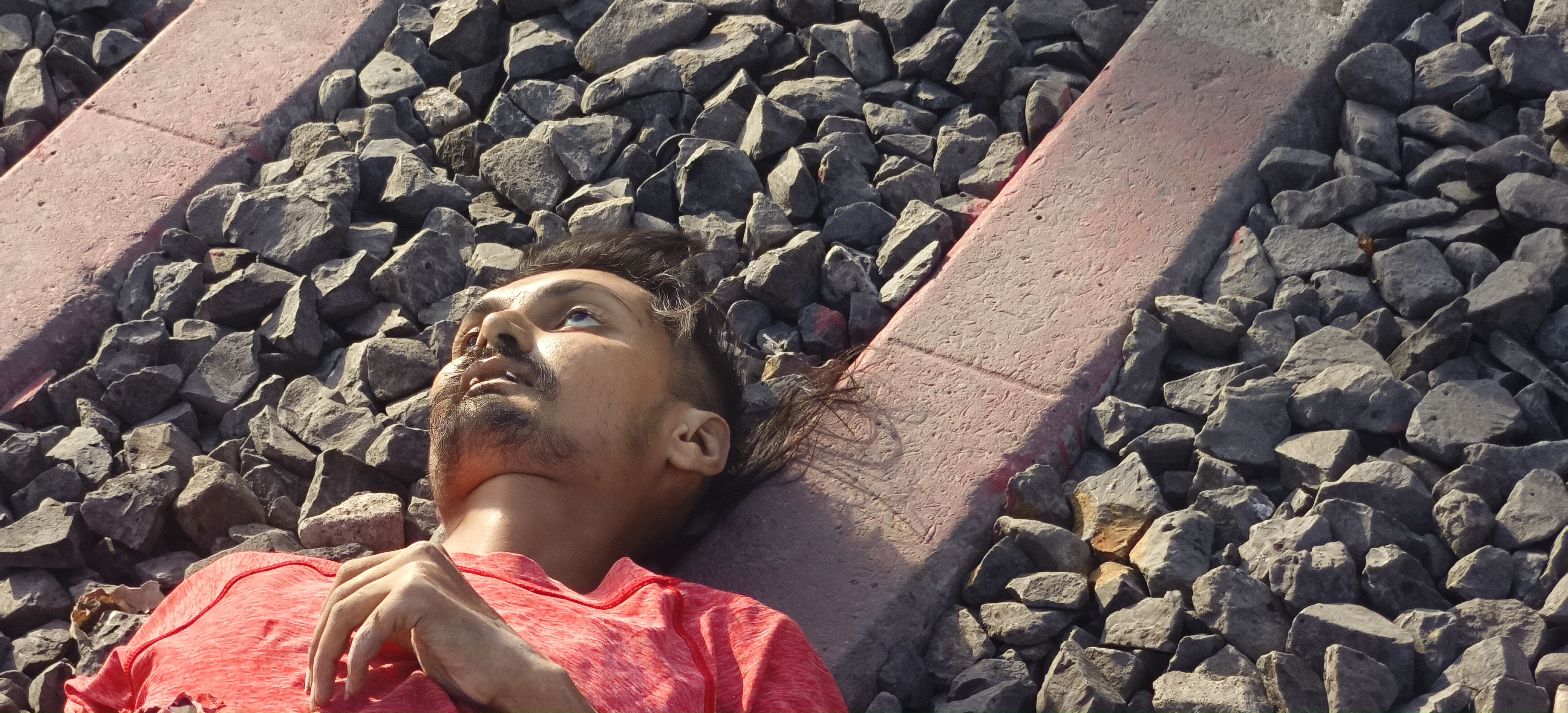 एपी एक्सप्रेस से गिरकर युवक की मौत, जीआरपीएफ जांच में जुटी