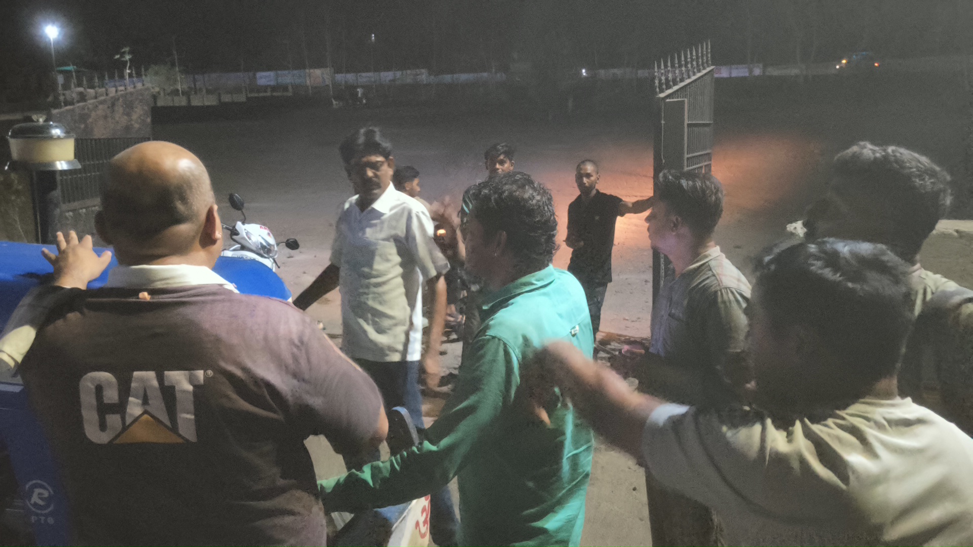 नेपानगर के वार्ड क्रमांक 13 में रात में मुरूम की जगह मिट्टी डालने पर,वार्ड वासियों ने किया विरोध 