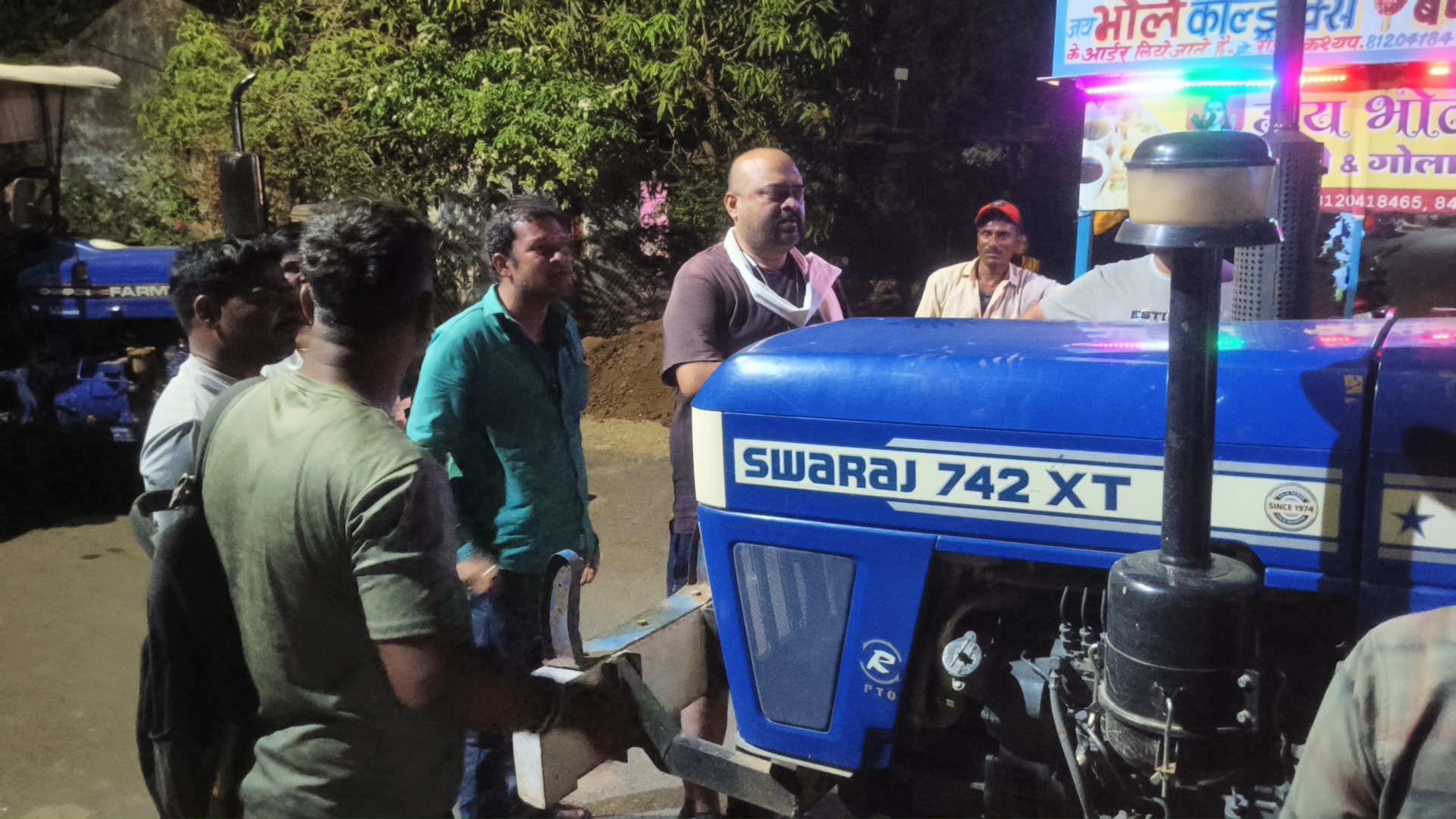 नेपानगर के वार्ड क्रमांक 13 में रात में मुरूम की जगह मिट्टी डालने पर,वार्ड वासियों ने किया विरोध 