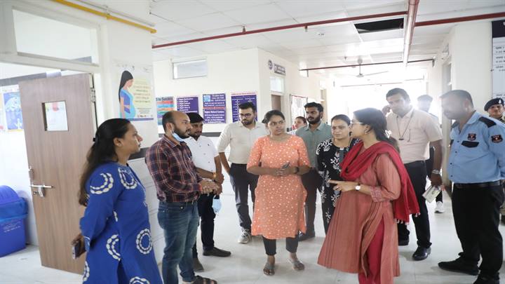  शाजापुर: कलेक्टर के औचक निरीक्षण में थमाए गए नोटिस, सिविल सर्जन का वेतन रोका