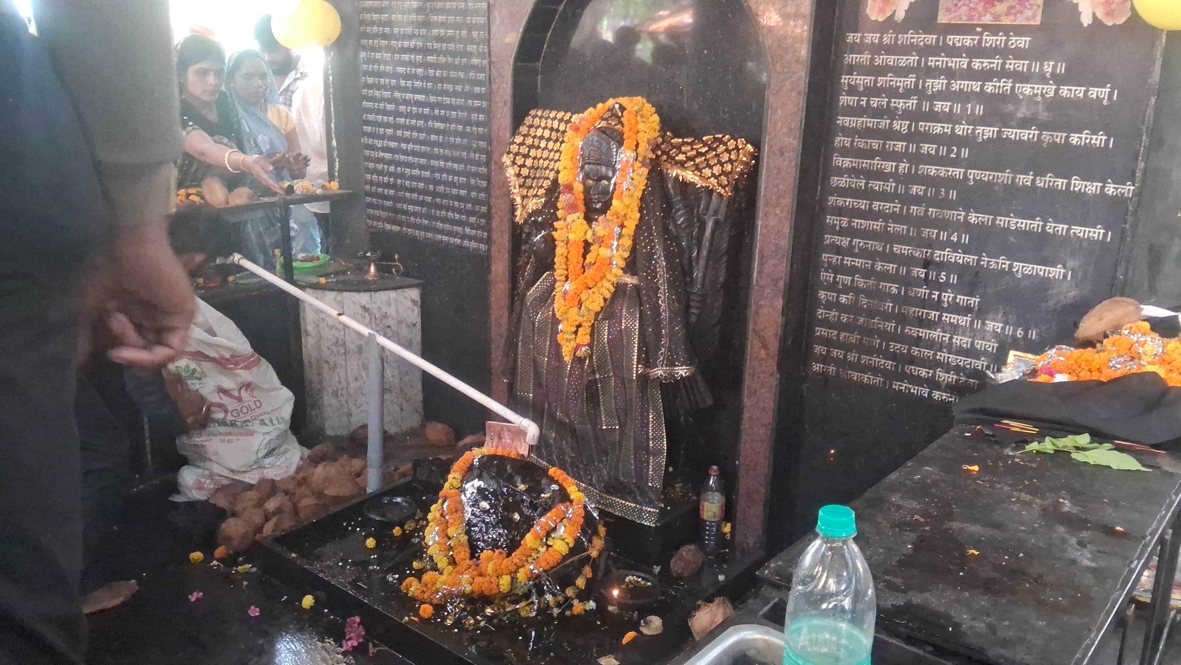 शनि अमावस्या पर उमड़ा  भक्तो का विशाल जन  सैलाब भक्तो ने भक्ति भाव से की न्याय के देवता की पूजा अर्चना