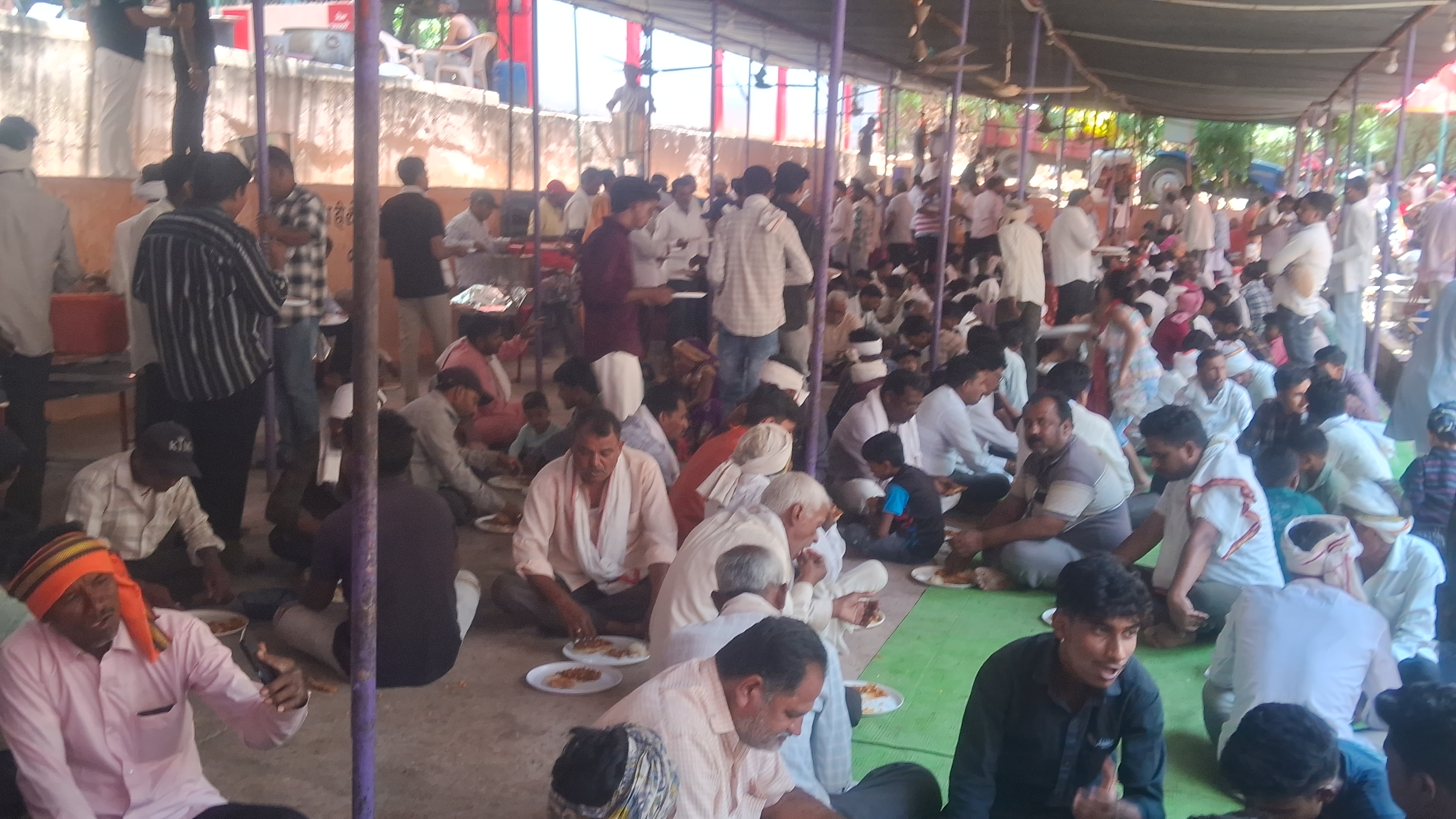 शनि अमावस्या पर उमड़ा  भक्तो का विशाल जन  सैलाब भक्तो ने भक्ति भाव से की न्याय के देवता की पूजा अर्चना