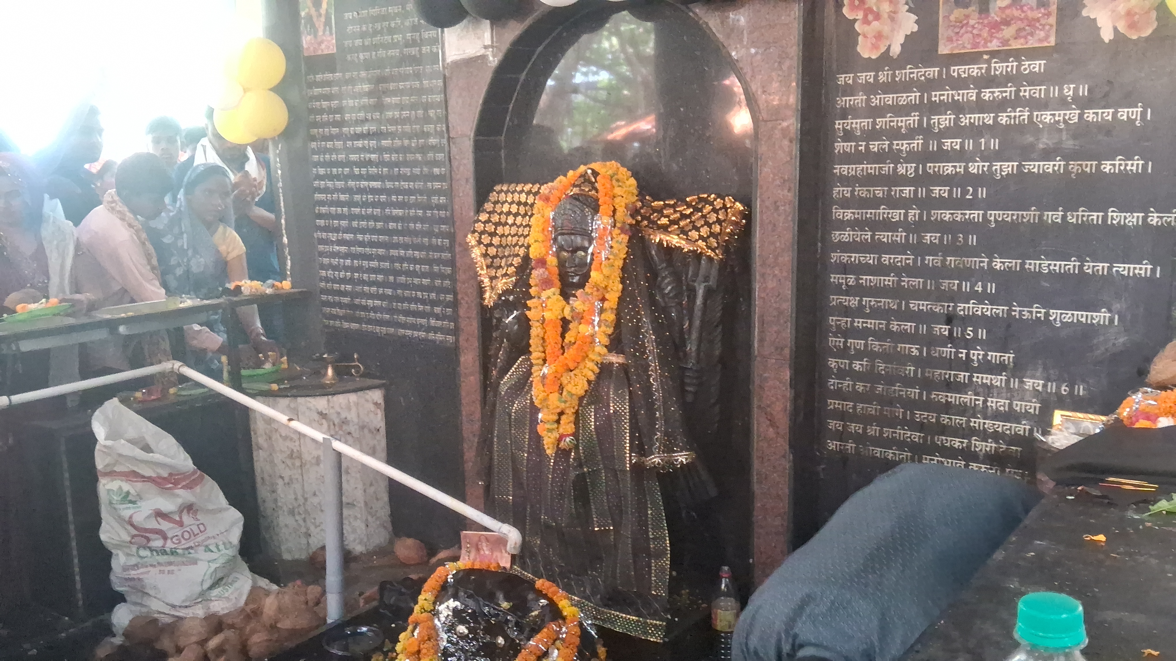 शनि अमावस्या पर उमड़ा  भक्तो का विशाल जन  सैलाब भक्तो ने भक्ति भाव से की न्याय के देवता की पूजा अर्चना