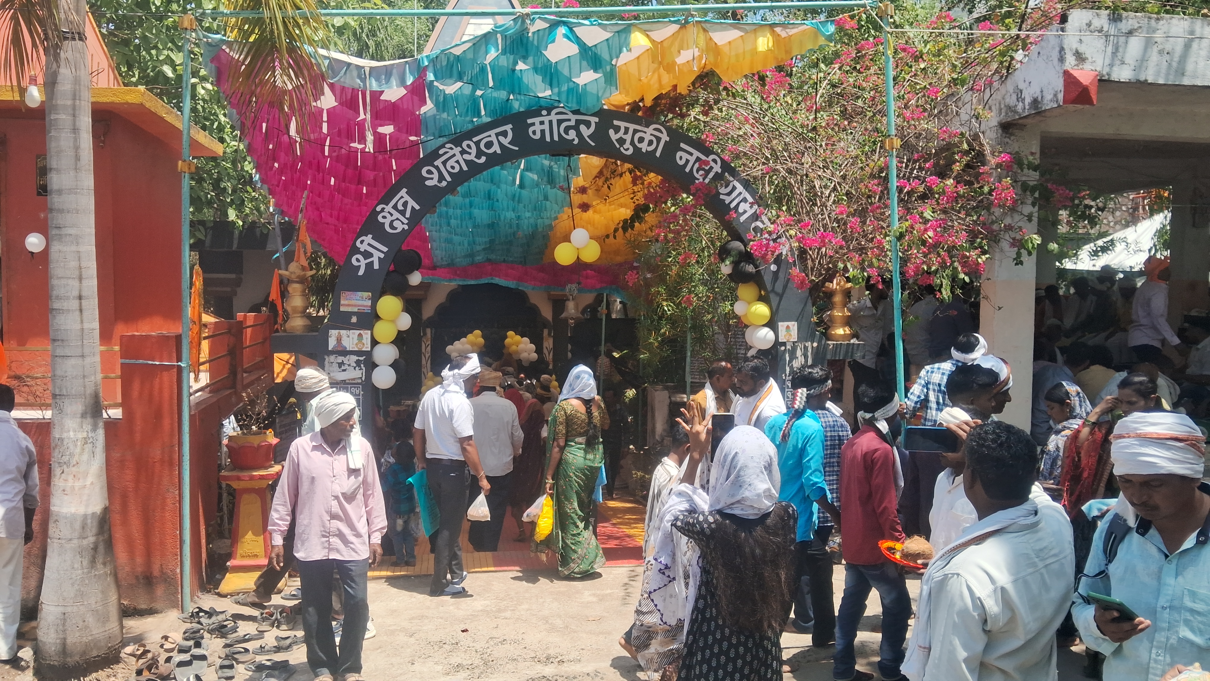 शनि अमावस्या पर उमड़ा  भक्तो का विशाल जन  सैलाब भक्तो ने भक्ति भाव से की न्याय के देवता की पूजा अर्चना