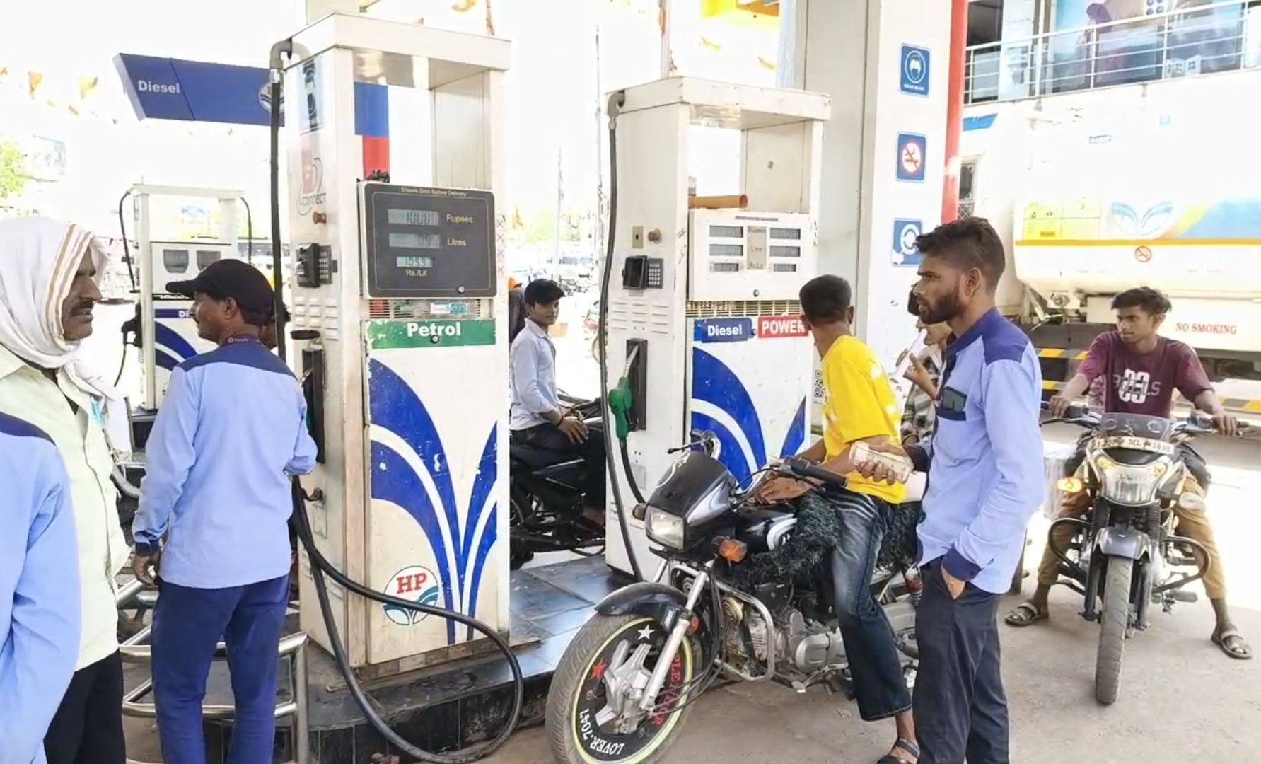 पेट्रोल-डीजल के बढ़े दामों से बिगड़ा आम आदमी का बजट, रायसेन में जनता परेशान