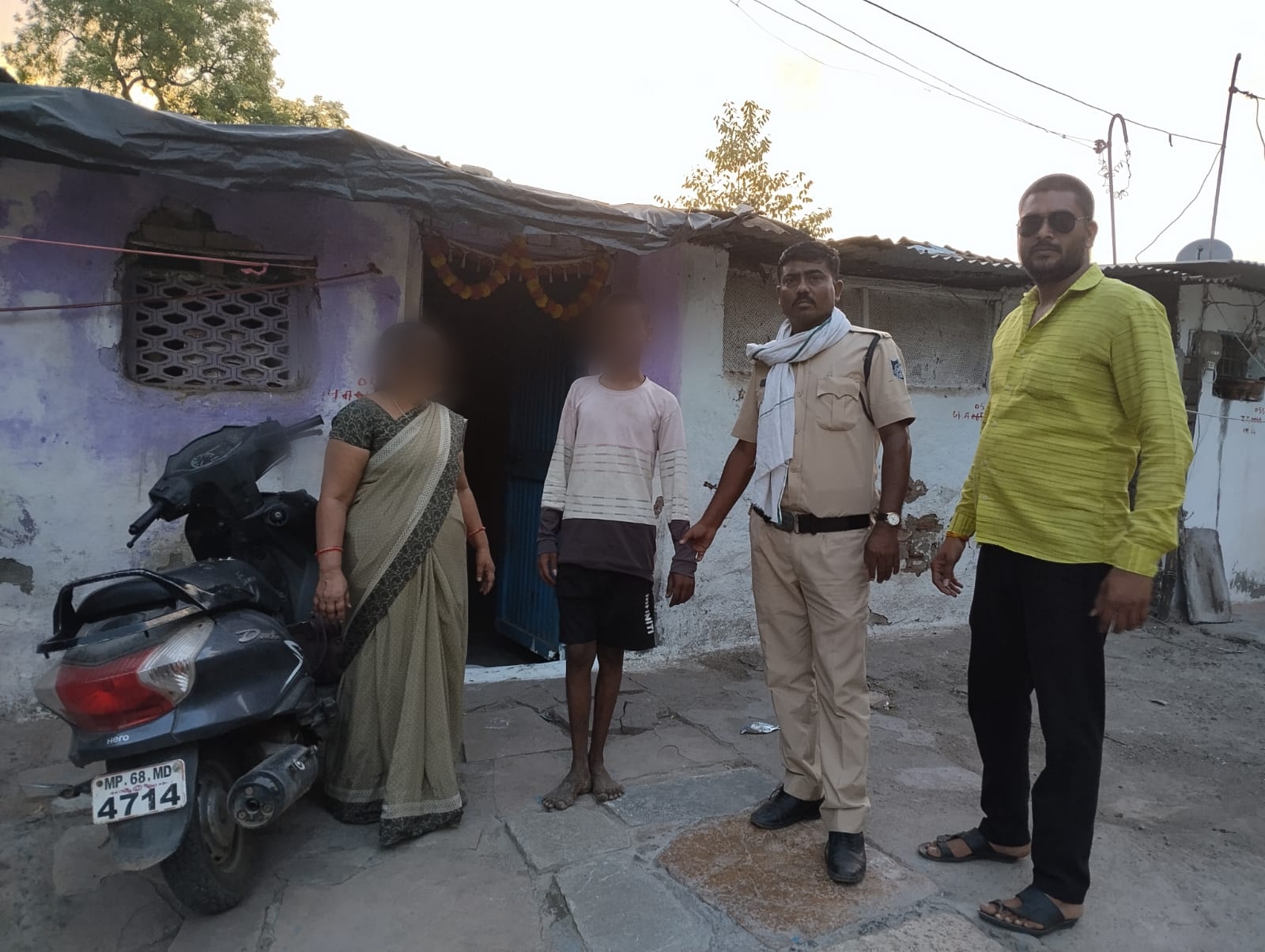डायल-112 की सतर्कता से बची किशोर की जान, 3 किलोमीटर दौड़कर रेलवे ट्रैक से सुरक्षित निकाला