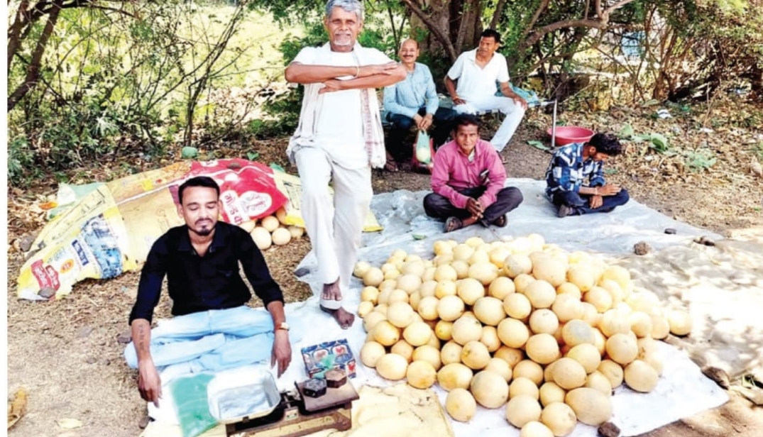 बीमारी के बाद योग मजबूरी, स्वस्थ रहते योग करना समझदारी-खरबूजा बाजार में लोगों को सिखाए योगासन, बोले- नकारात्मक लो