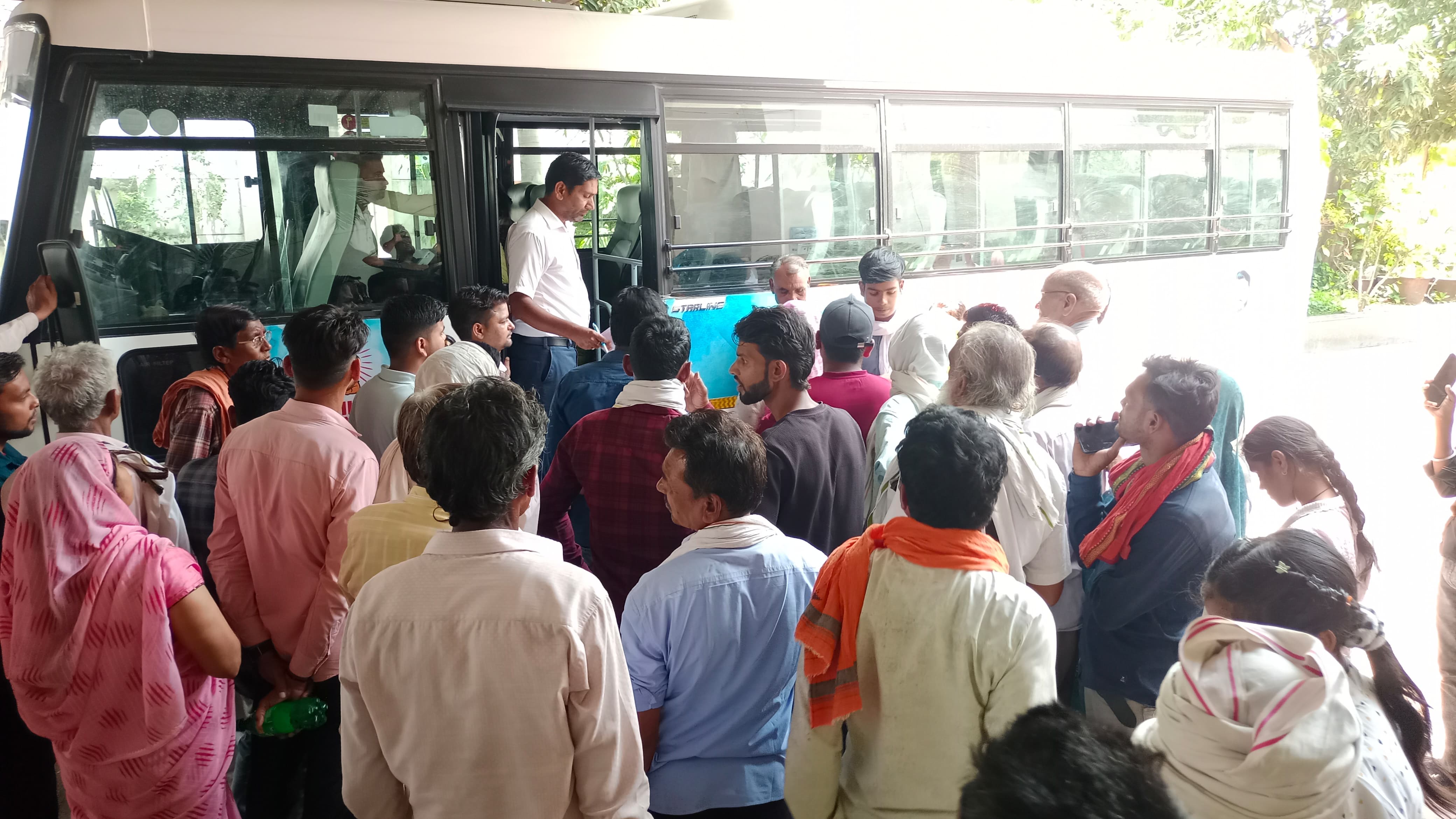 पूर्व मंत्री पं.गोपाल भार्गव द्वारा रविवार को 40 मरीजों एवं उनके साथ 46 परिजनों सहित कुल 86 लोगों को एक वातानुकूलित बस एवं 3 एम्बुलेंस के मा